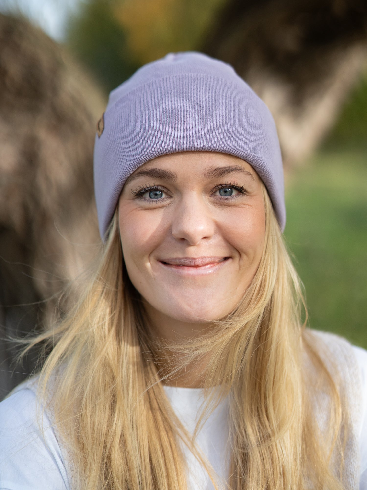 Greta trägt die FUXBAU Merino Kork Beanie in Lavendel – nachhaltige Mütze aus 100 % Merinowolle, fair gefertigt in Deutschland