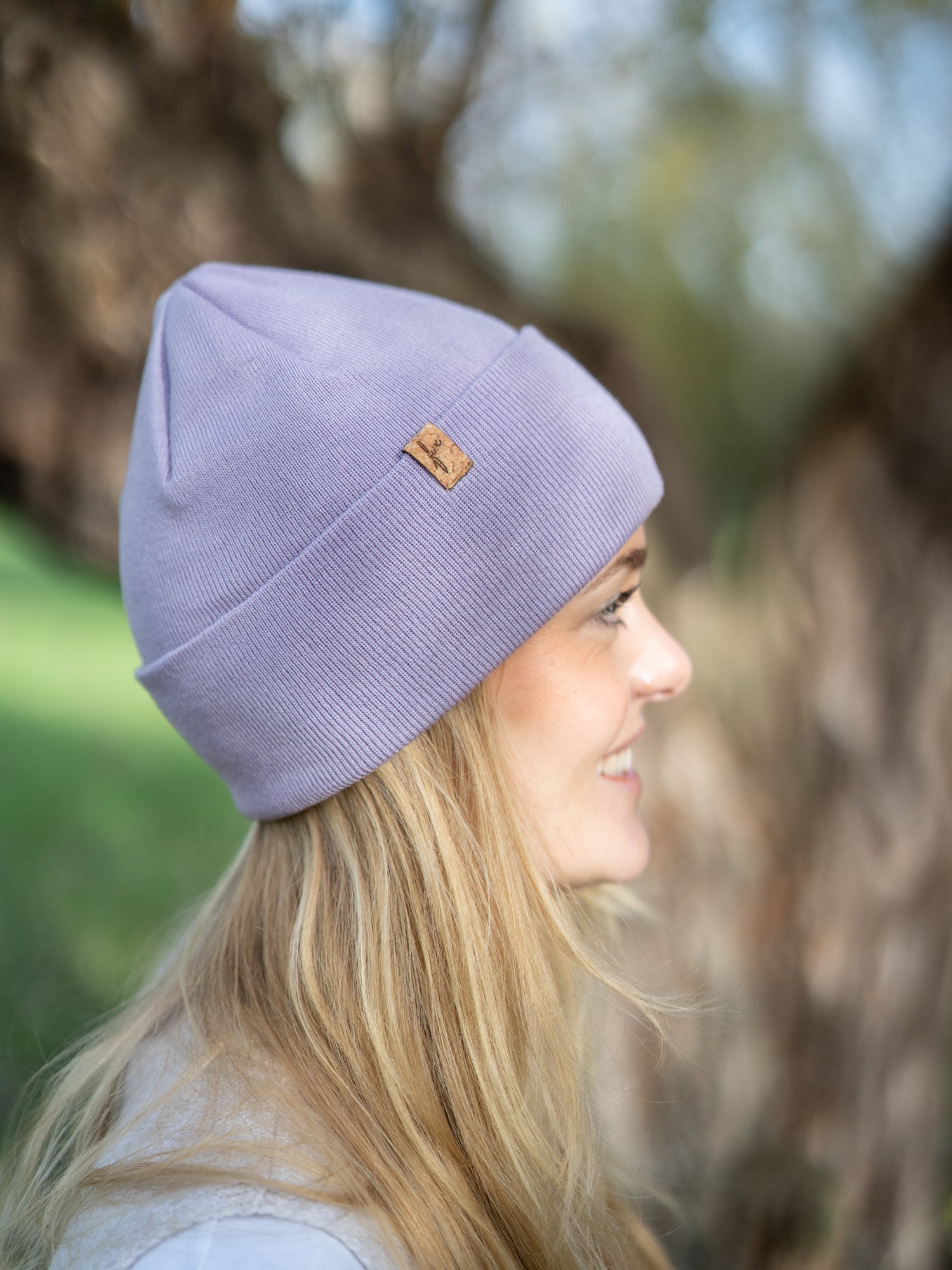 Seitenansicht der FUXBAU Merino Kork Beanie in Lavendel – minimalistische Mütze aus mulesingfreier Merinowolle Made in Germany