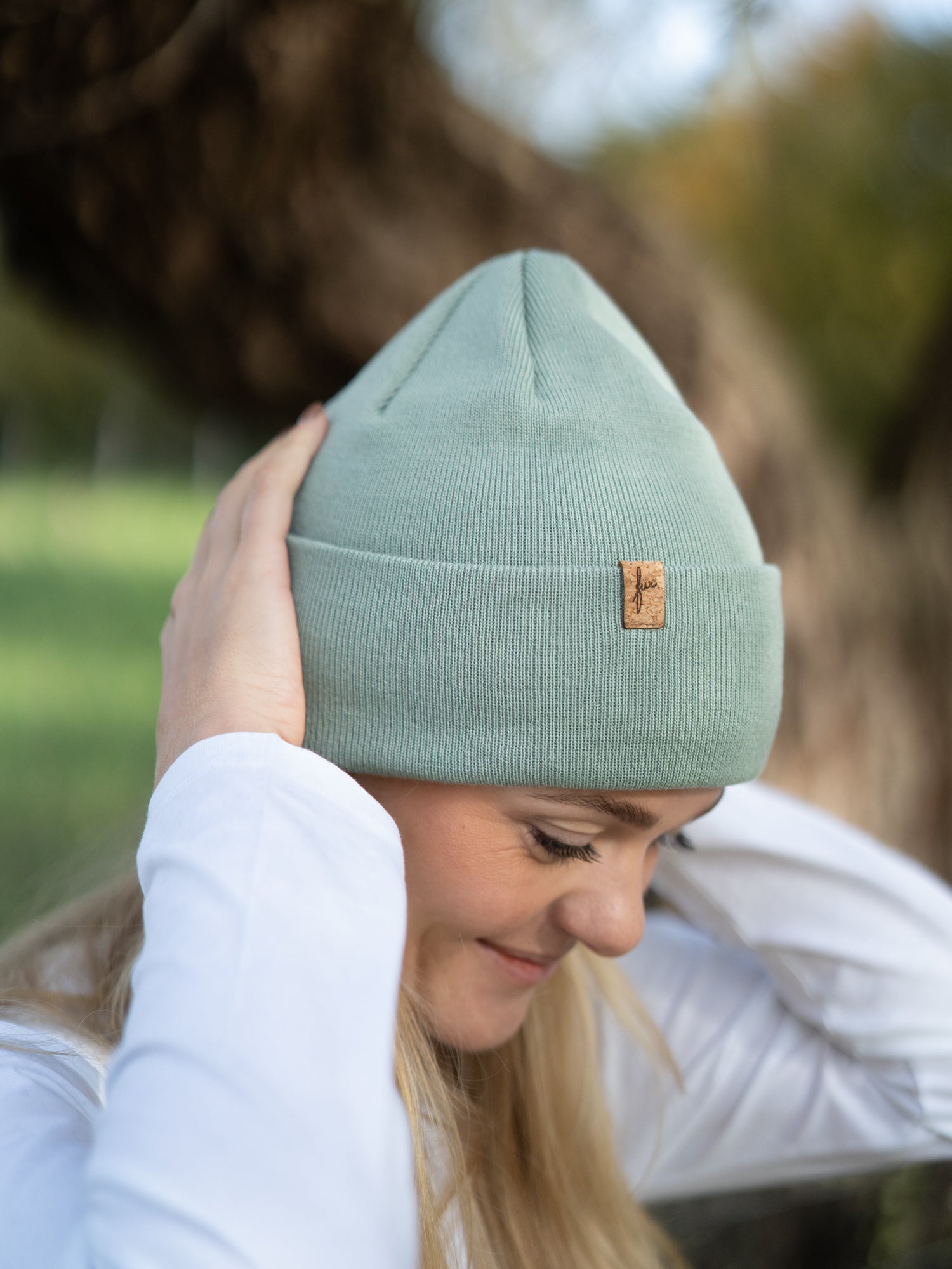 Greta trägt die FUXBAU Merino Beanie in Seegrün – weiche, natürliche Wollmütze mit Korklabel, hergestellt in Deutschland