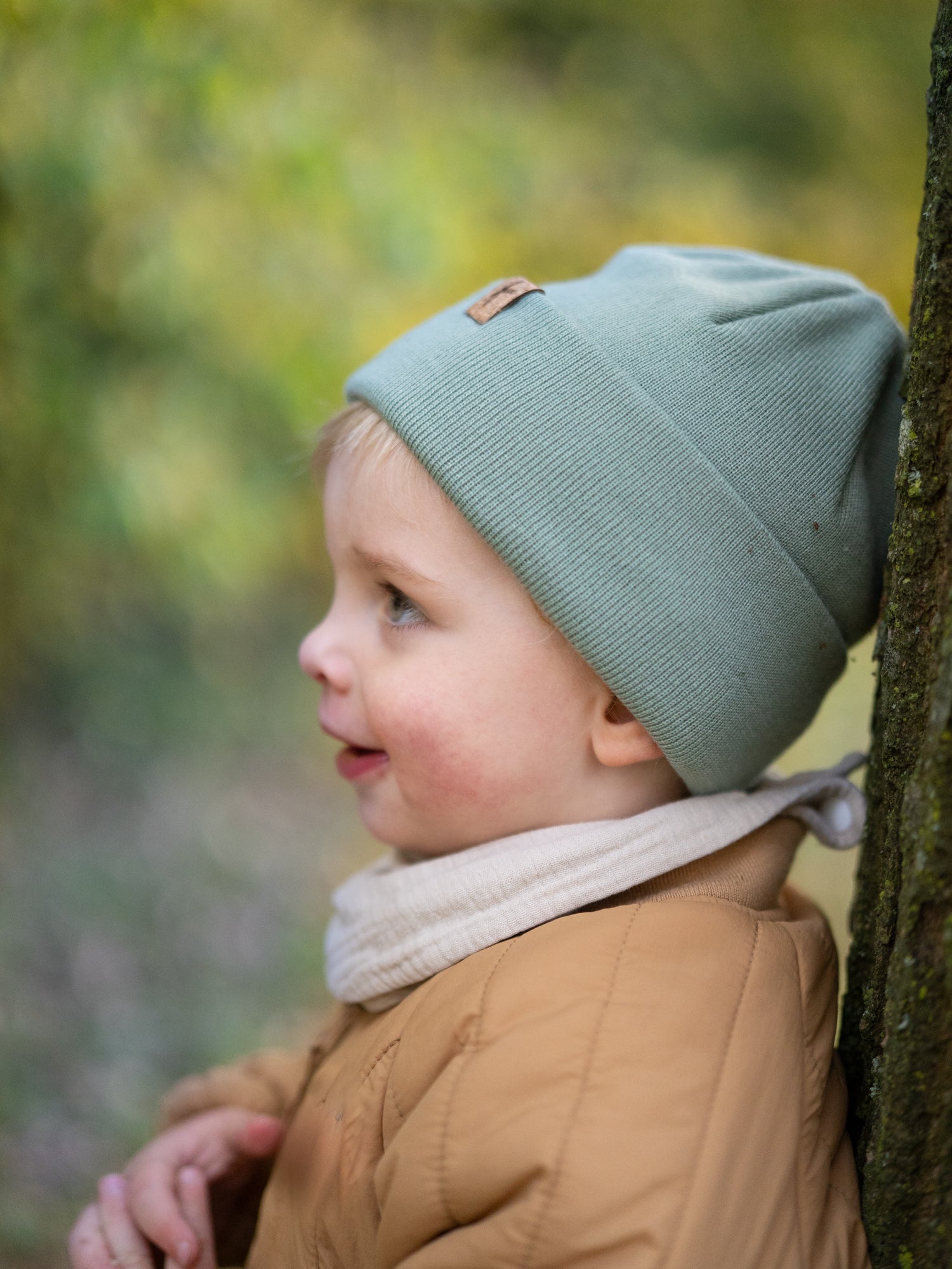 FUXBAU Kinder Merino Kork Beanie in Seegrün – weiche, natürliche Wollmütze mit Korkpatch, fair produziert