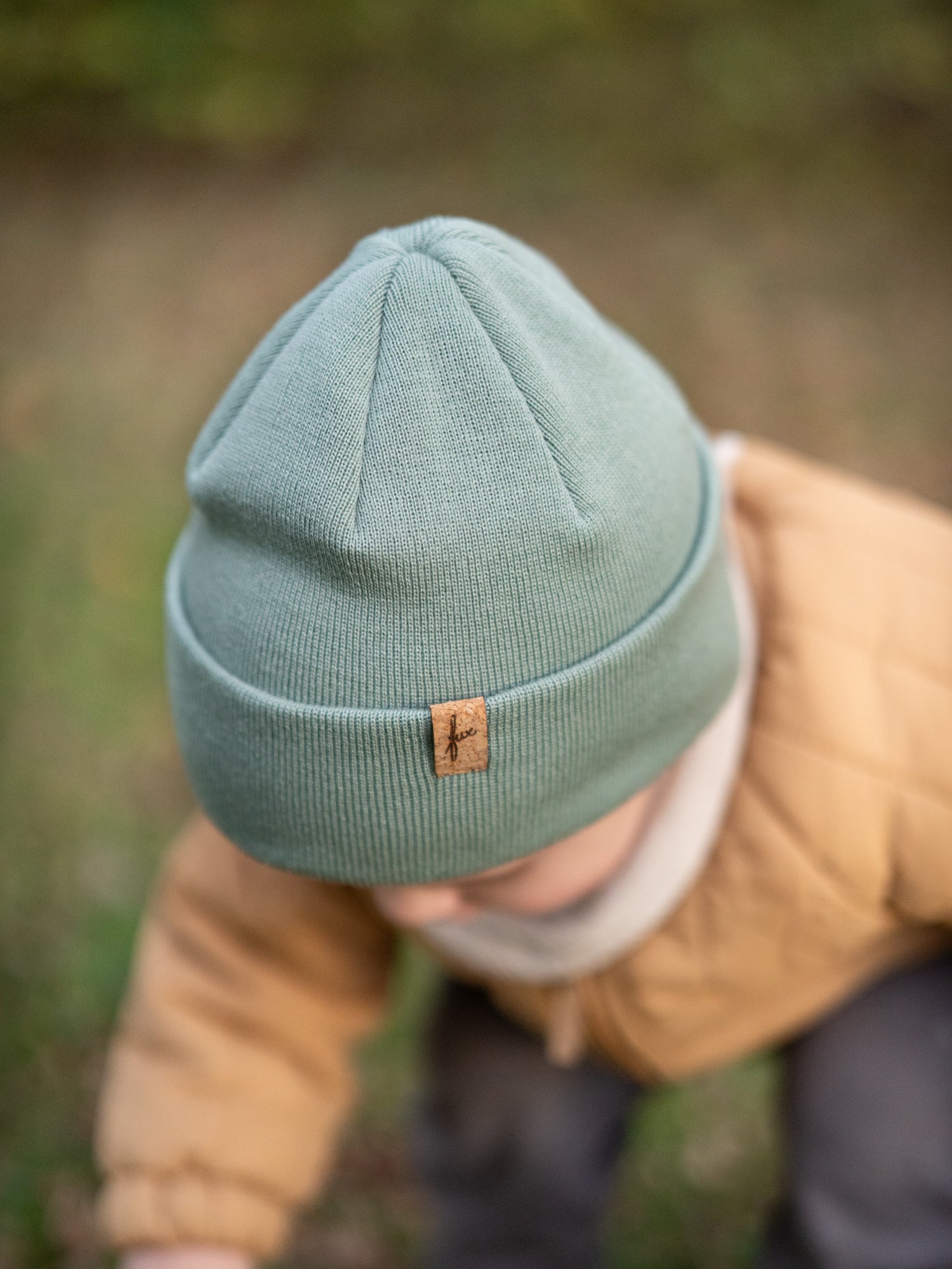 Detailaufnahme der FUXBAU Kinder Merino Kork Beanie in Seegrün – feine Strickstruktur und minimalistisches Design Made in Germany