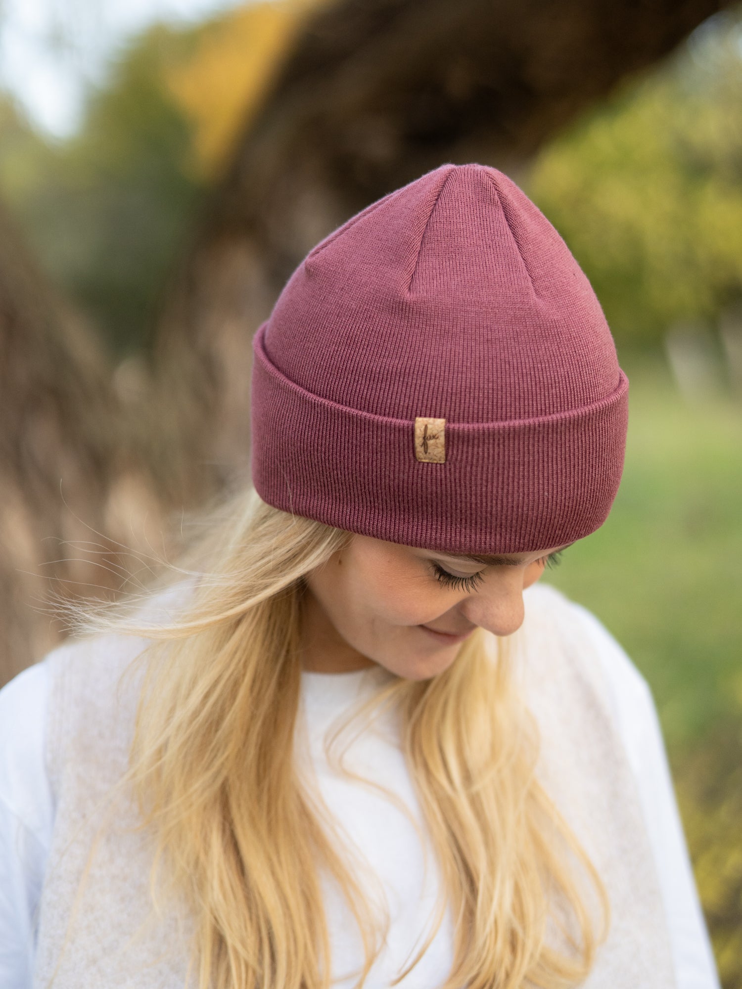 FUXBAU Merino Beanie in Weinrot – natürliche, weiche Damenmütze mit Korklabel, hergestellt in Deutschland