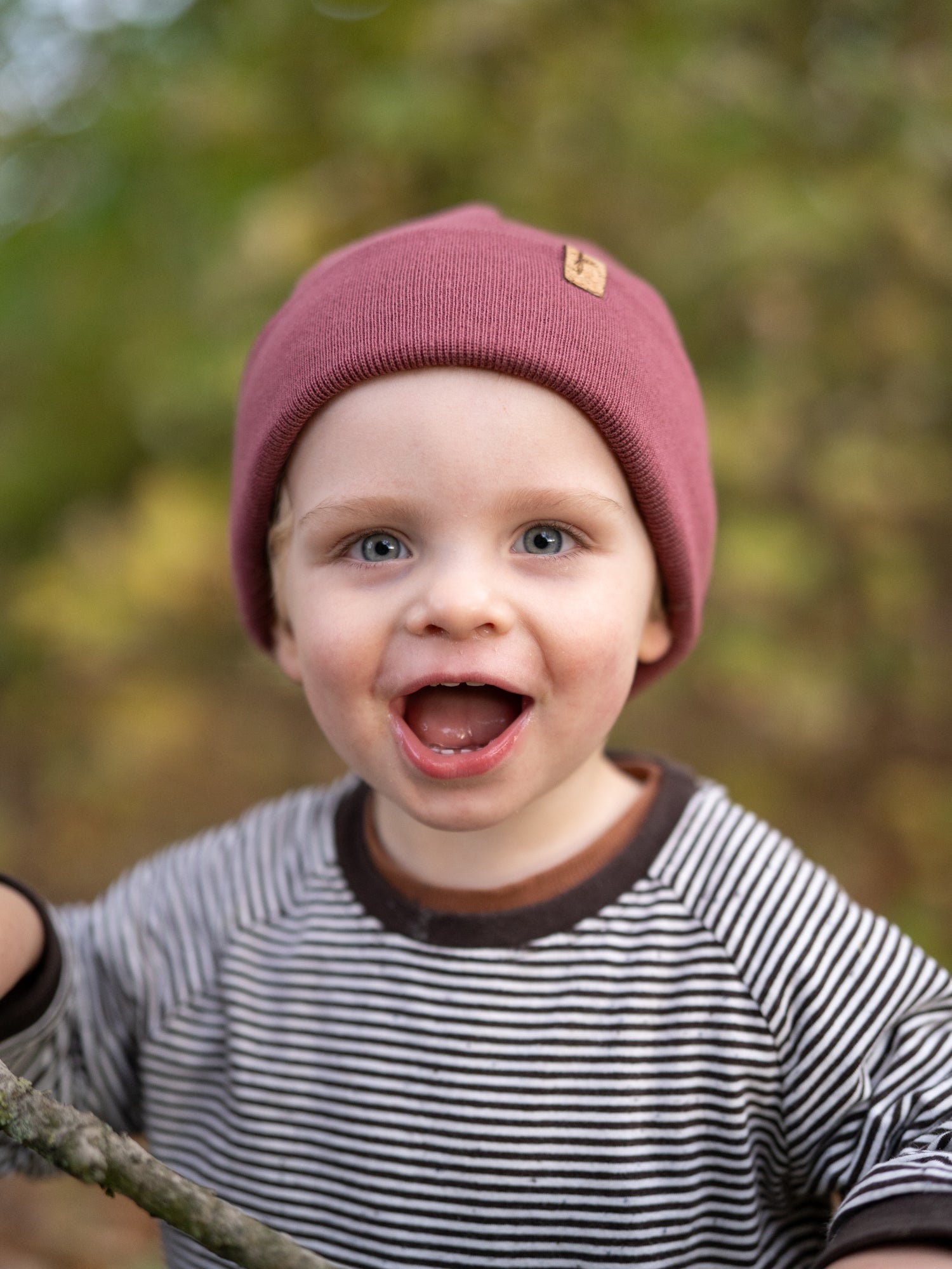 FUXBAU Kinder Merino Kork Beanie in Weinrot – weiche, natürliche Wollmütze mit Korkpatch, fair produziert