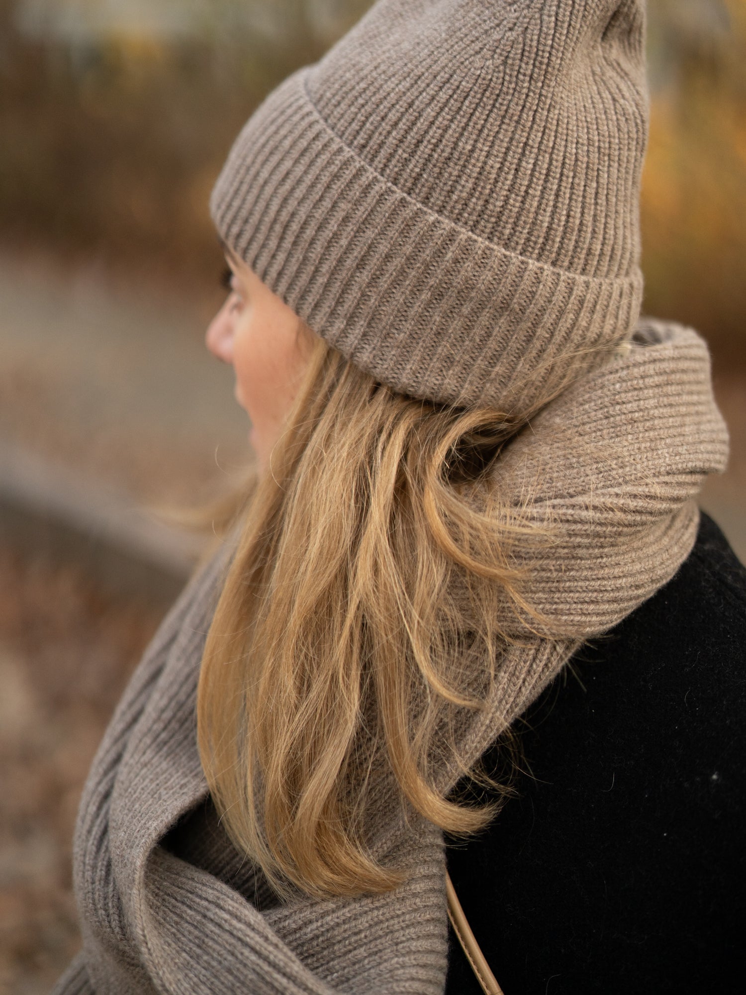 Braunmelierte Merino Mütze von FUXBAU im Alltag – natürliche Wolle, hochwertig gestrickt und angenehm warm.