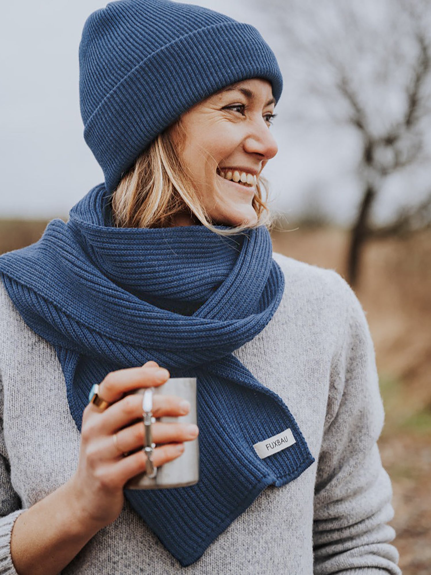 Clara trägt unsere FUXBAU Merino Strickmütze aus 100% GOTS zertifizierter Merinowolle