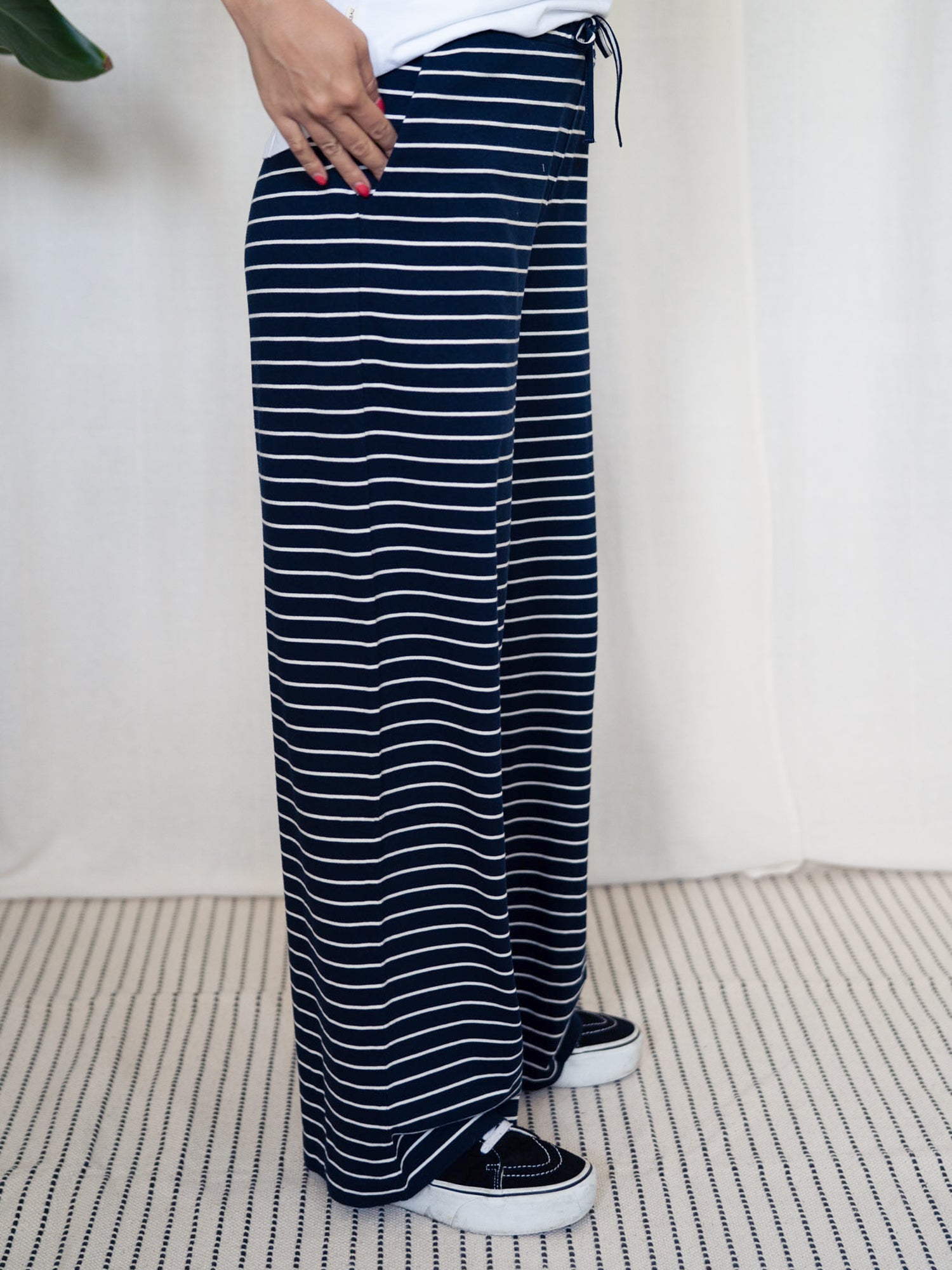 Nachhaltige gestreifte Frauenhose in Navy-Weiß aus GOTS-zertifizierter Biobaumwolle – fair produziert in Portugal.