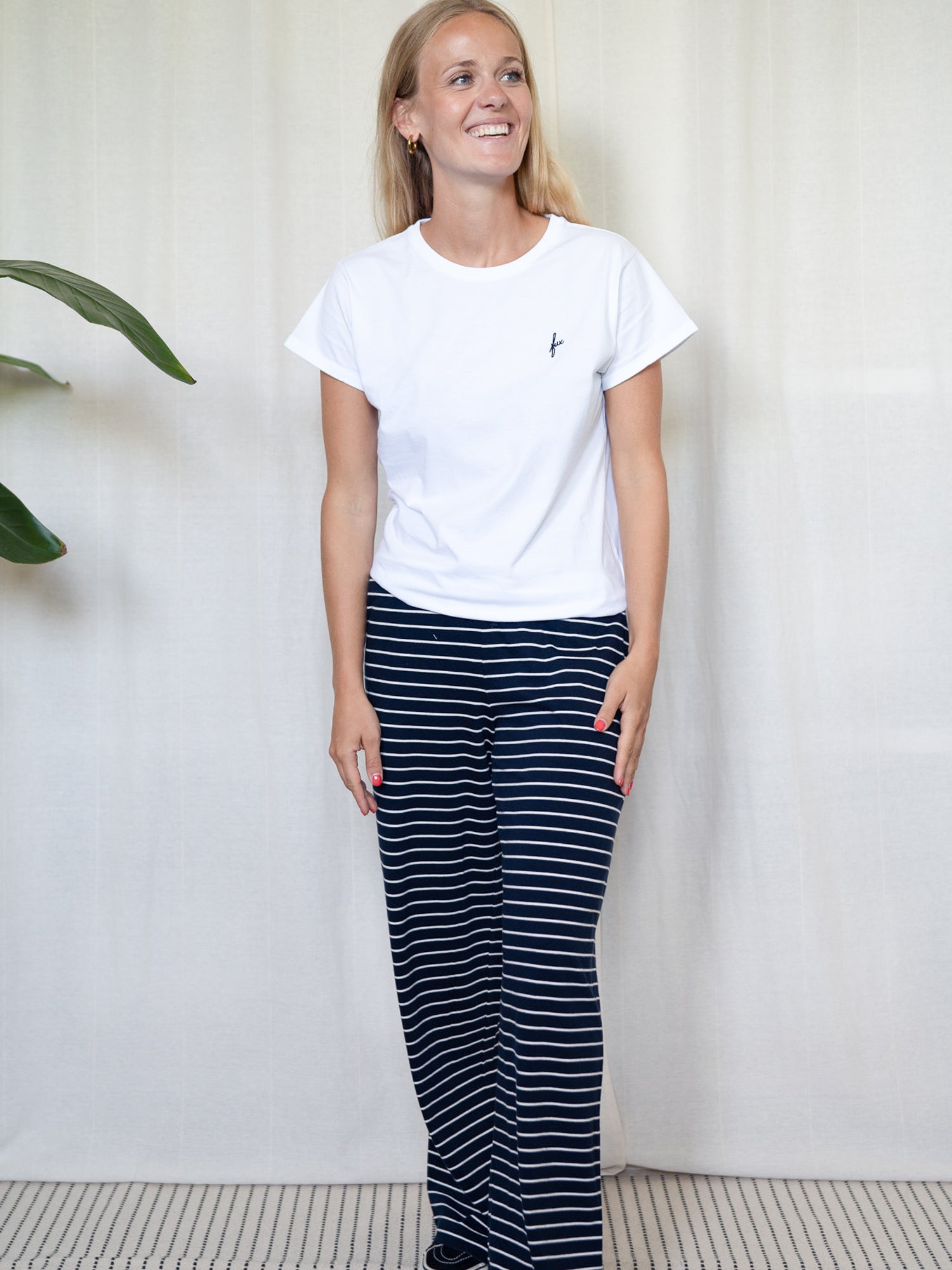 FUXBAU gestreifte Frauenhose in Navy-Weiß – locker geschnittene Biobaumwollhose, nachhaltig gefertigt in Portugal.