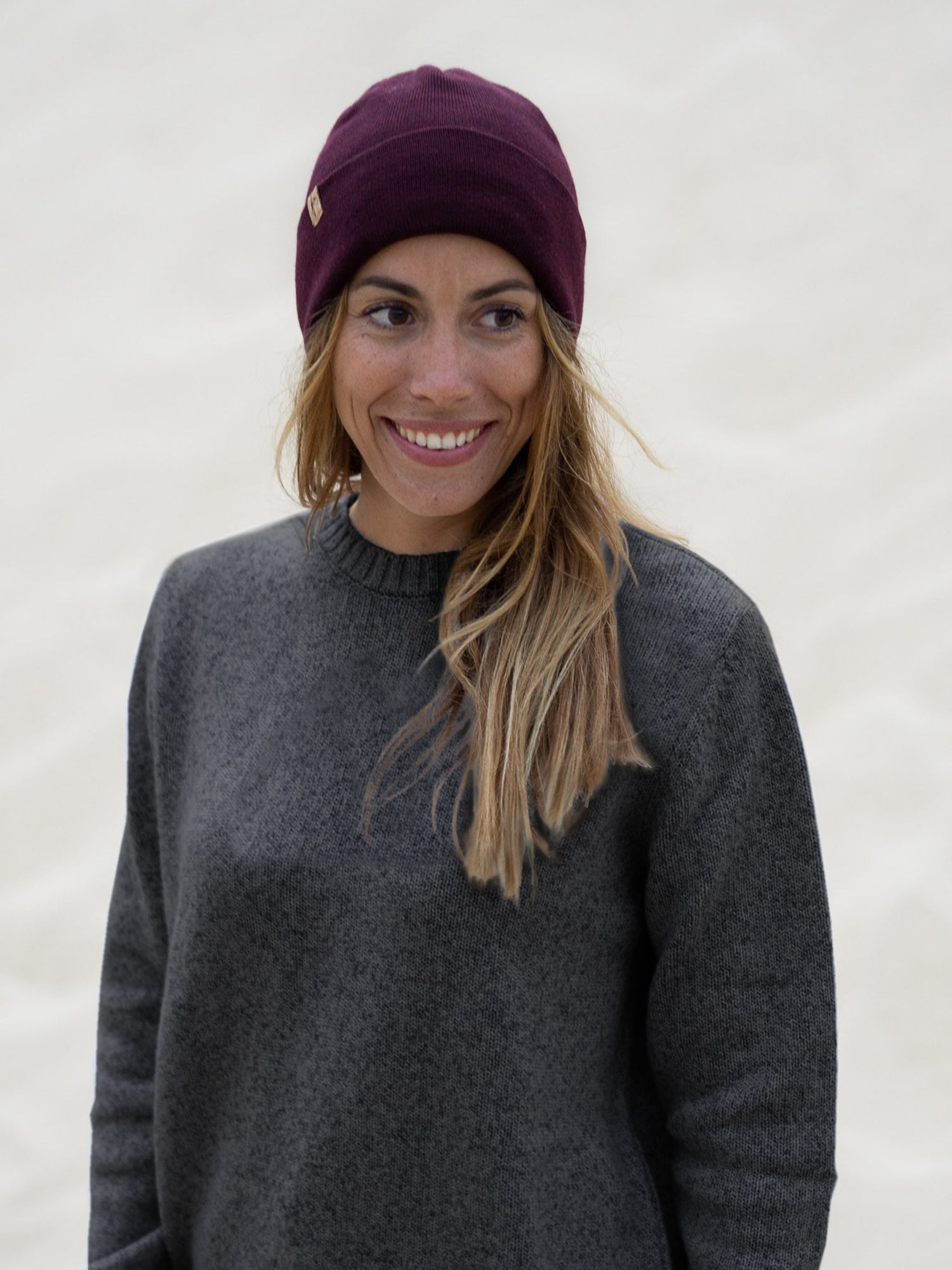 Nachhaltiger Frauen Merino Strickpullover in Anthrazit aus Merinowolle, fair produziert in Deutschland – getragen von Model mit Merino Beanie