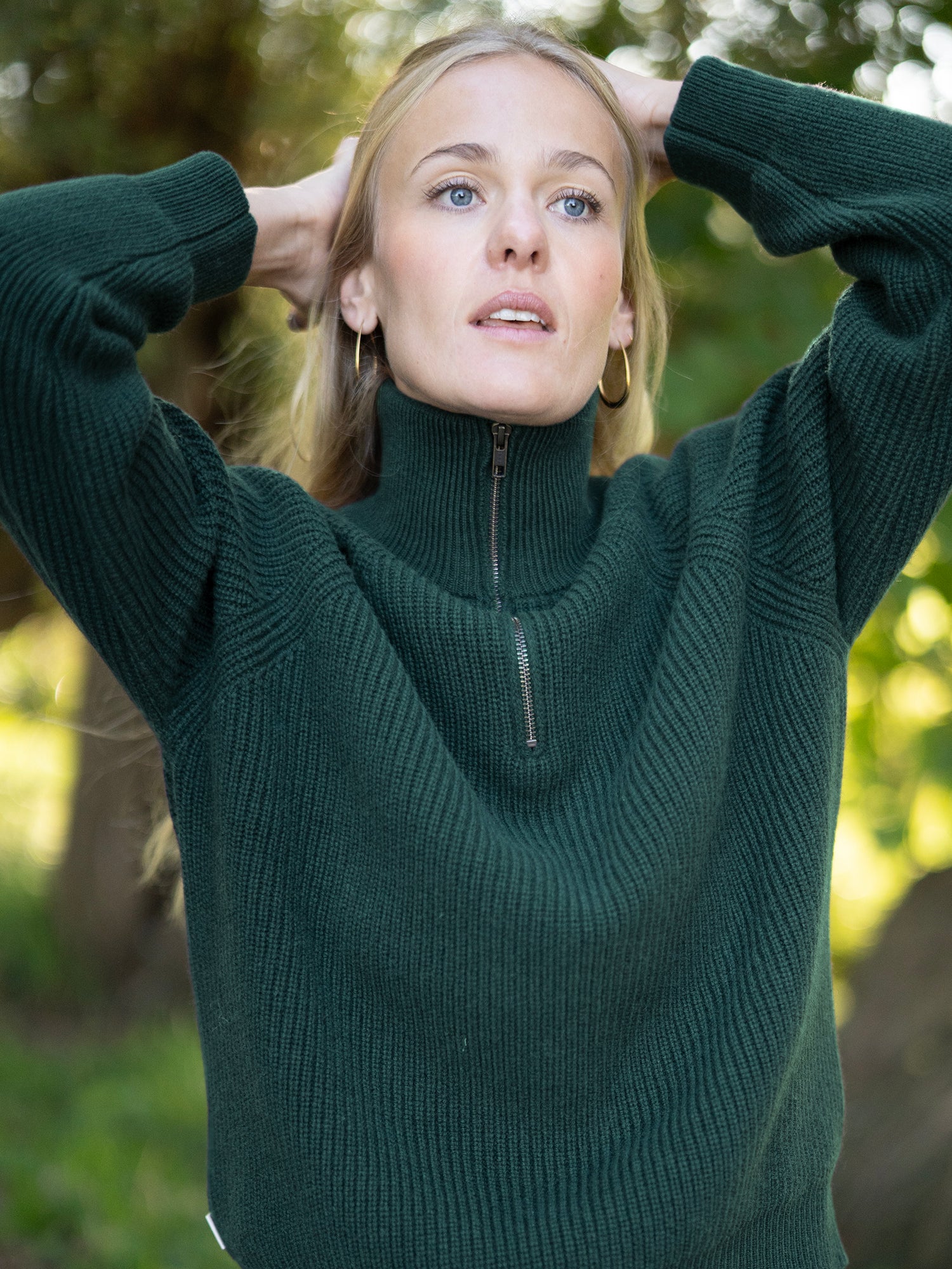 Nachhaltiger Frauen Merino Troyer grün aus Merinowolle mit Reißverschluss – fair produziert in Italien