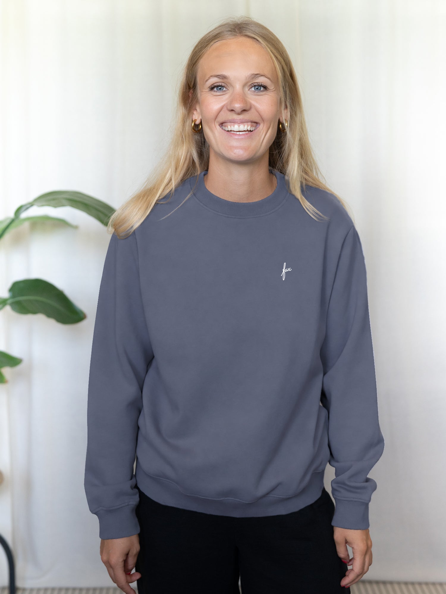 Greta trägt den nachhaltigen Frauen fux Pullover in blaugrau aus 100% Biobaumwolle