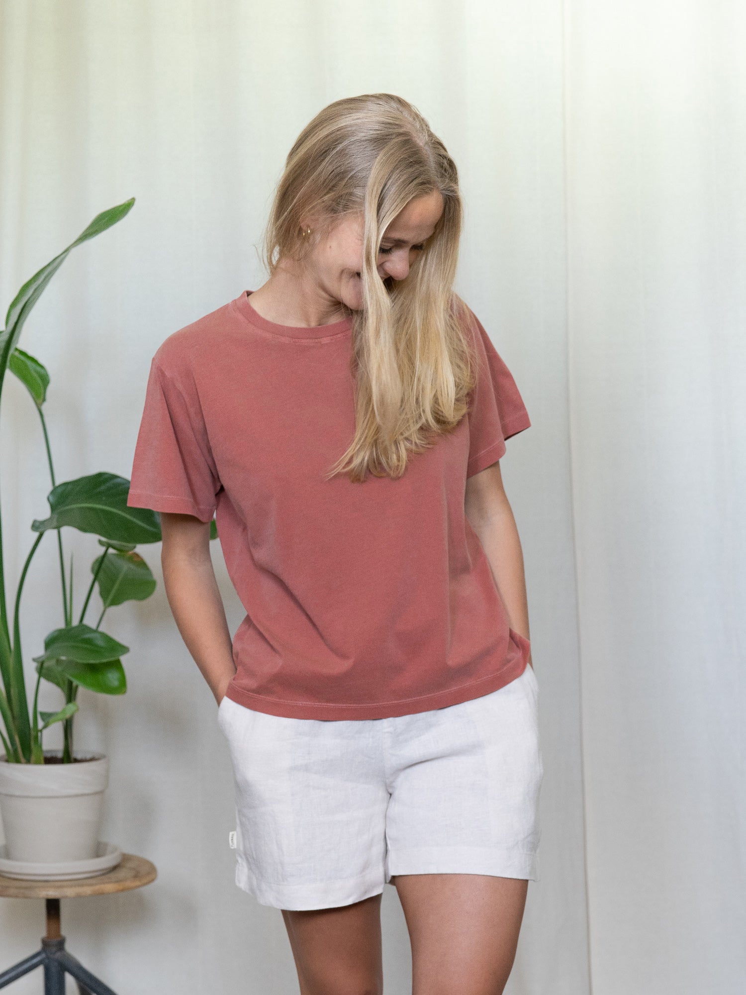 Junge blonde Frau trängt das Frauen fux T-Shirt in rot aus 100% Biobaumwolle