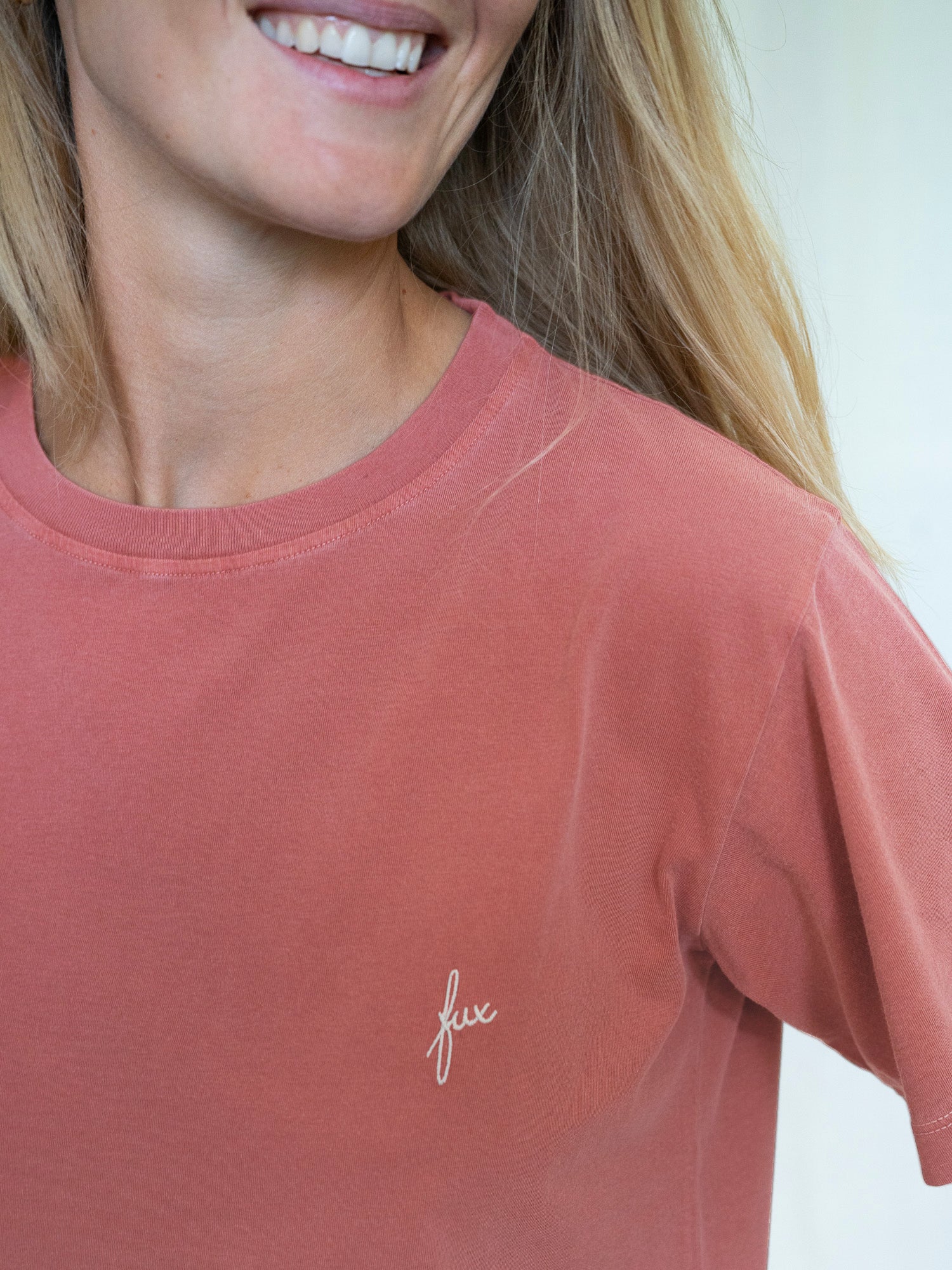 Detailansicht eines nachhaltigen und fair produziertem Frauen T-Shin in rot mit dezentem fux Stick