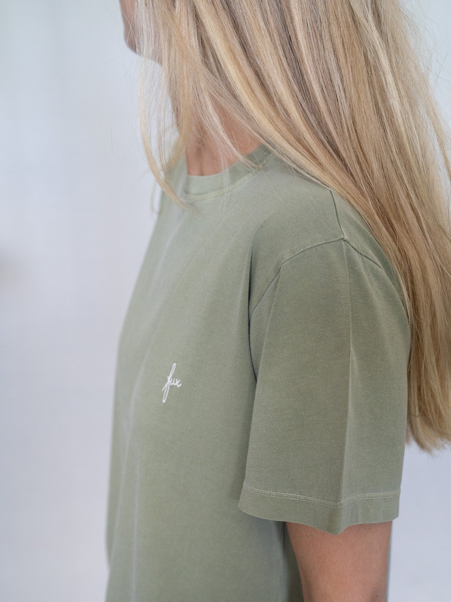 Frauen T-Shirt seegrün aus Biobaumwolle und fair in Portugal hergestellt, getragen von einer jungen blonden Frau