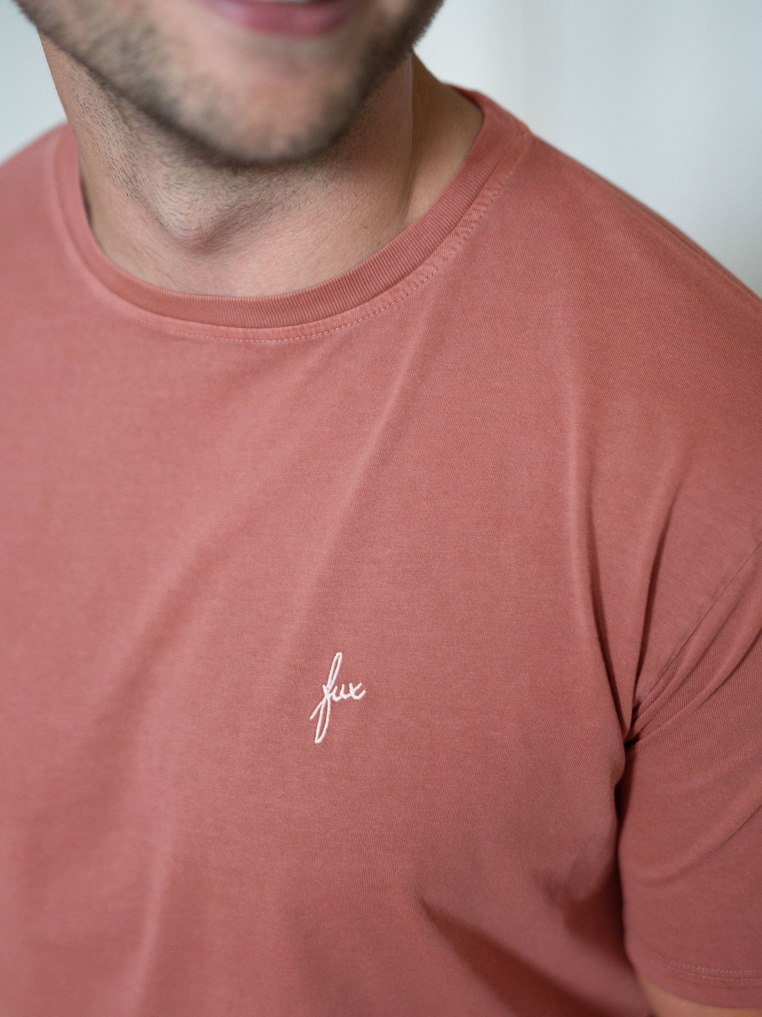 Detail Ansicht eines nachhaltigen Männer T-Shirts in rot mit dezentem fux Stcik