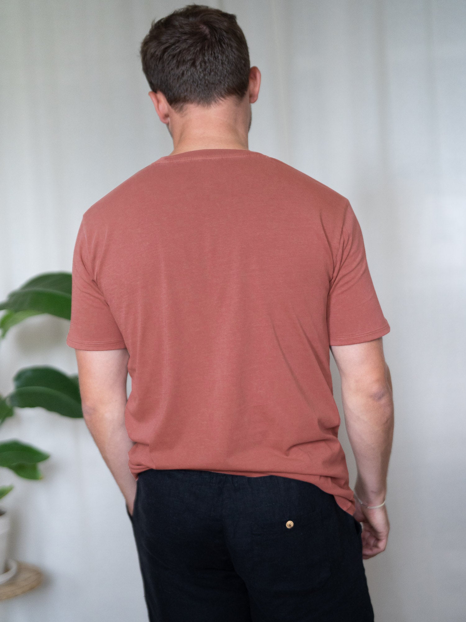 Rückansicht des Männer fux T-Shirts in rot aus 100% Biobaumwolle und fair in Portugal hergestellt