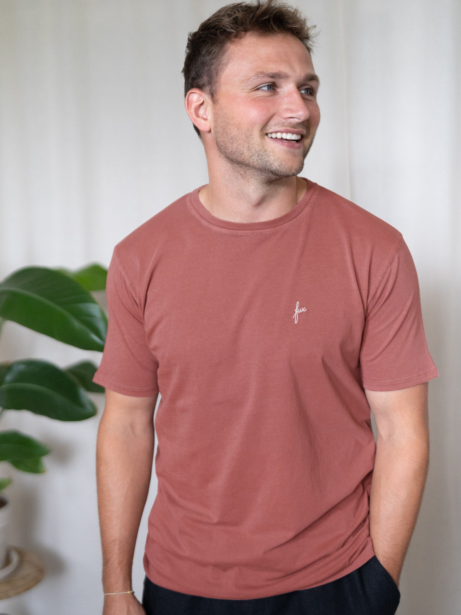 Fredde ist 1,85m und trägt Größe L im Männer fux T-Shirt in rot aus 100% Biobaumwolle