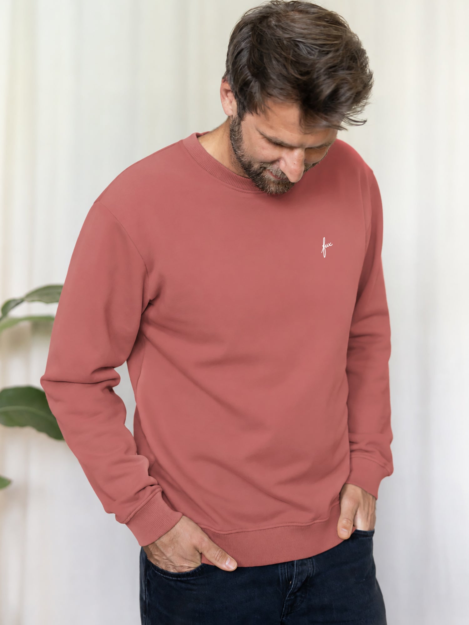 Philipp trägt den nachhaltige Männer Pullover in rot aus 100% Biobaumwolle und fair in Portugal hergestellt
