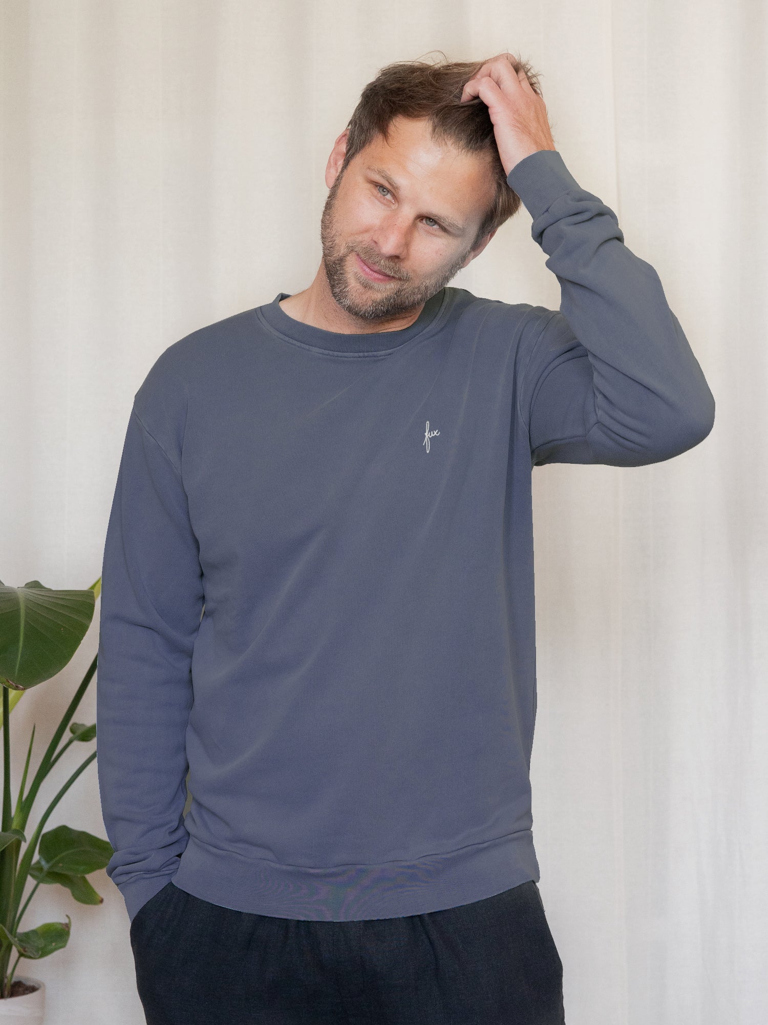 Philipp trägt den nachhaltige Männer fux Pullover in blaugrau aus 100% Biobaumwolle und fair in Portugal hergestellt