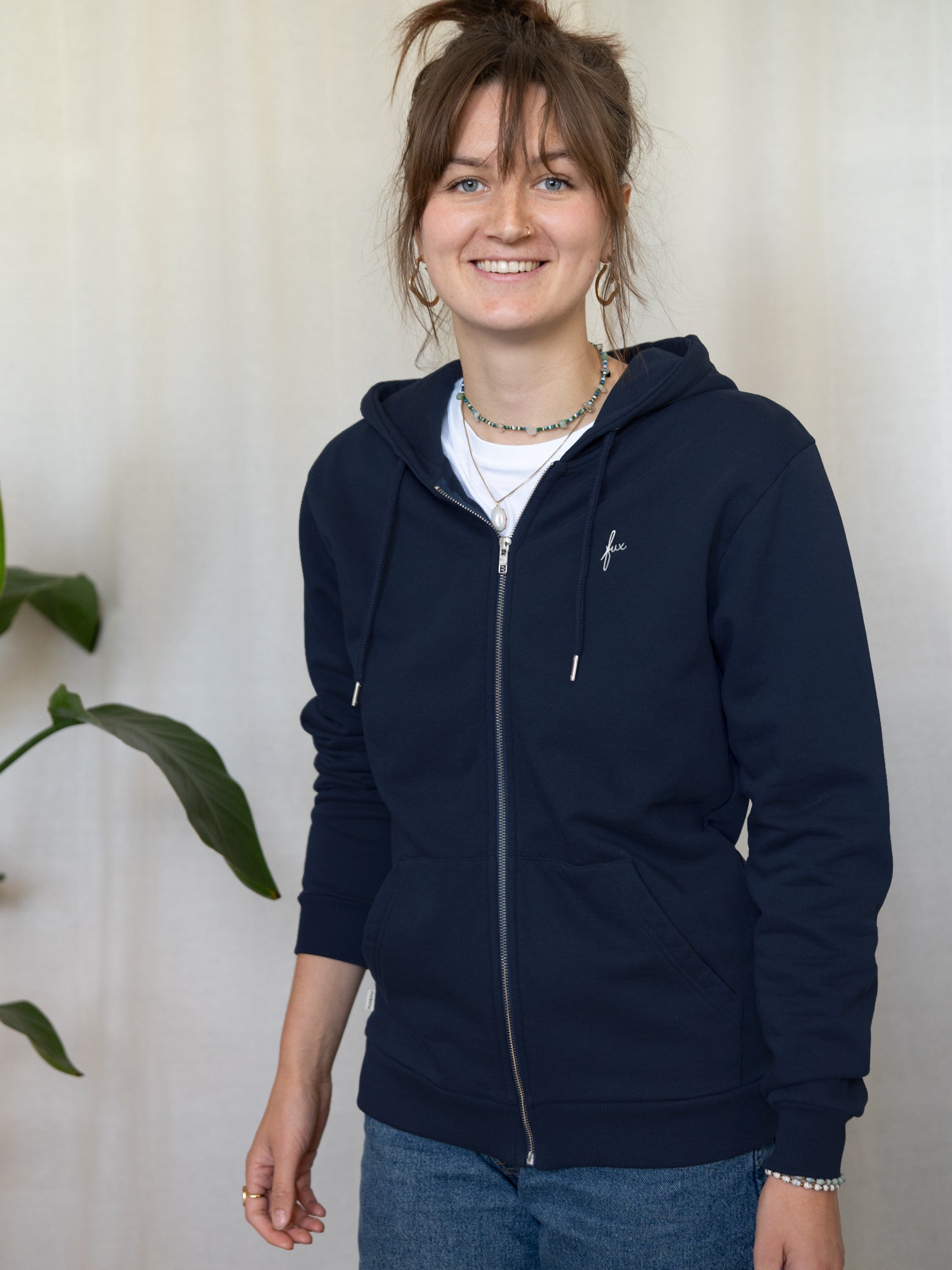 FUXBAU Unisex Sweatjacke navy aus Biobaumwolle GOTS zertifiziert Made in Portugal getragen von einem weiblichem Modell