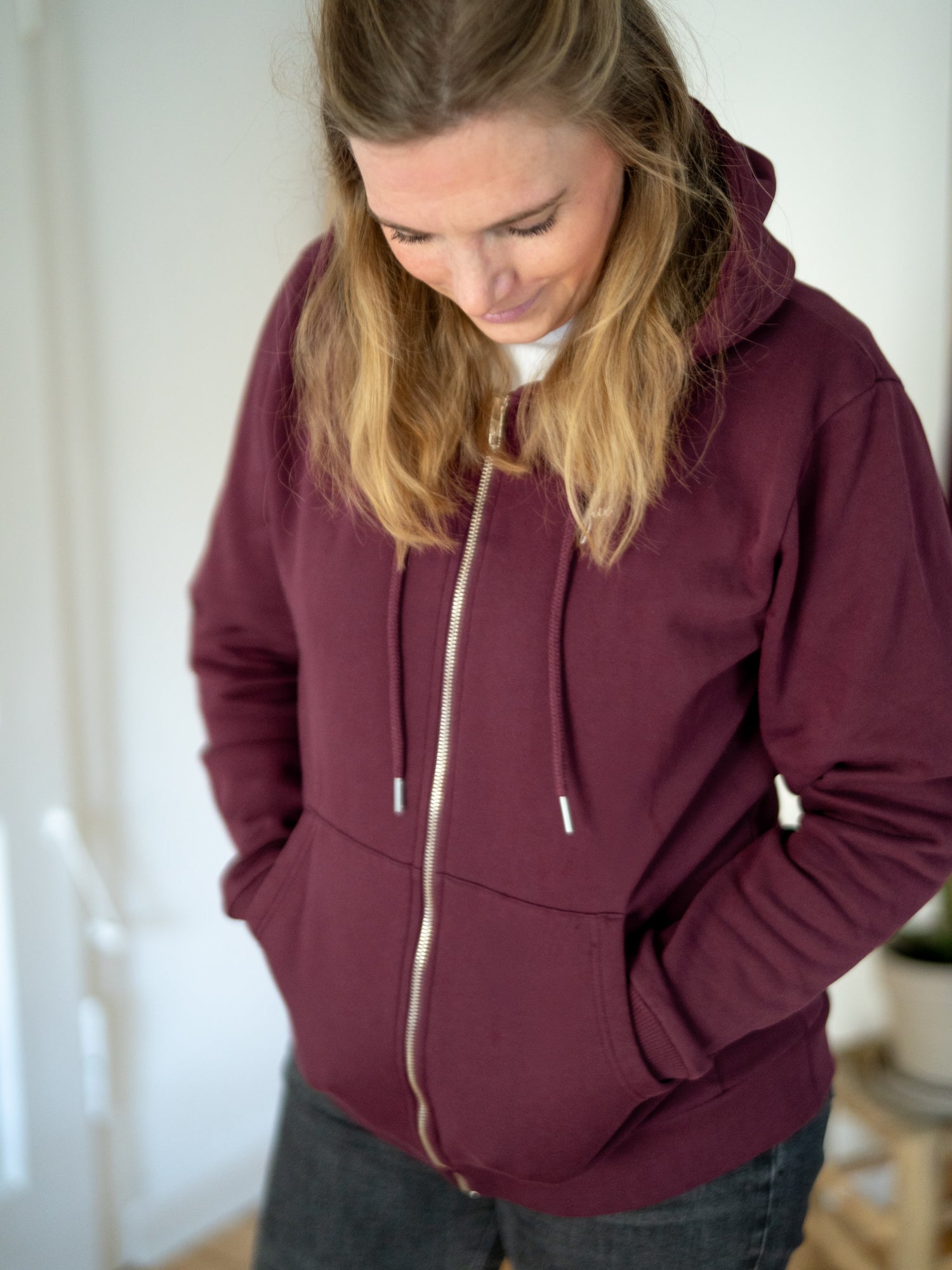 Nachhaltige Fair Fashion Sweatjacke von FUXBAU in bordeaux aus 100% GOTS zertifizierter Biobaumwolle, YKK Reissverschlüssen und in Portugal unter fairen Bedingungen gefertigt.