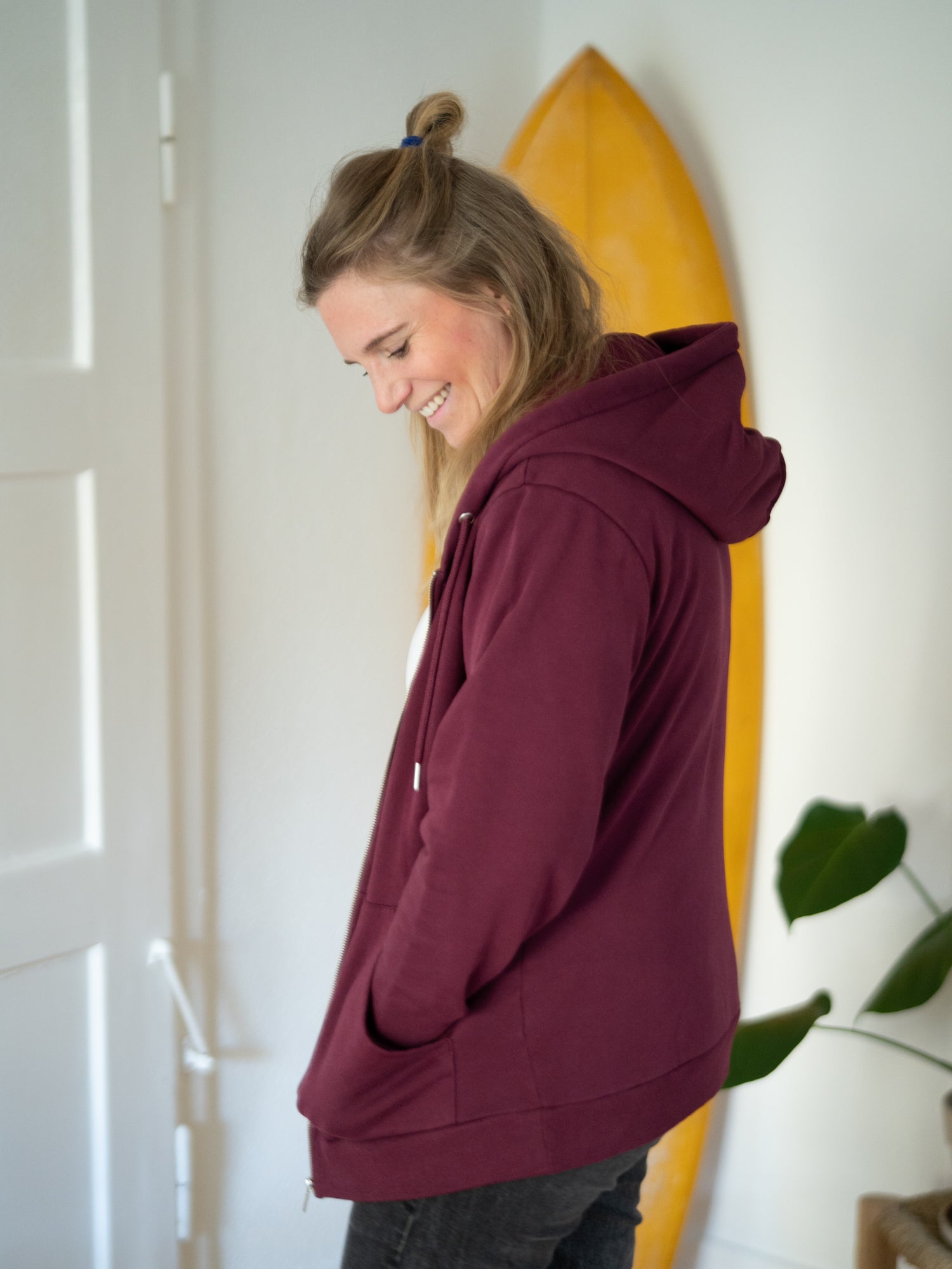 Nachhaltige Fair Fashion Sweatjacke von FUXBAU in bordeaux aus 100% GOTS zertifizierter Biobaumwolle, YKK Reissverschlüssen und in Portugal unter fairen Bedingungen gefertigt.