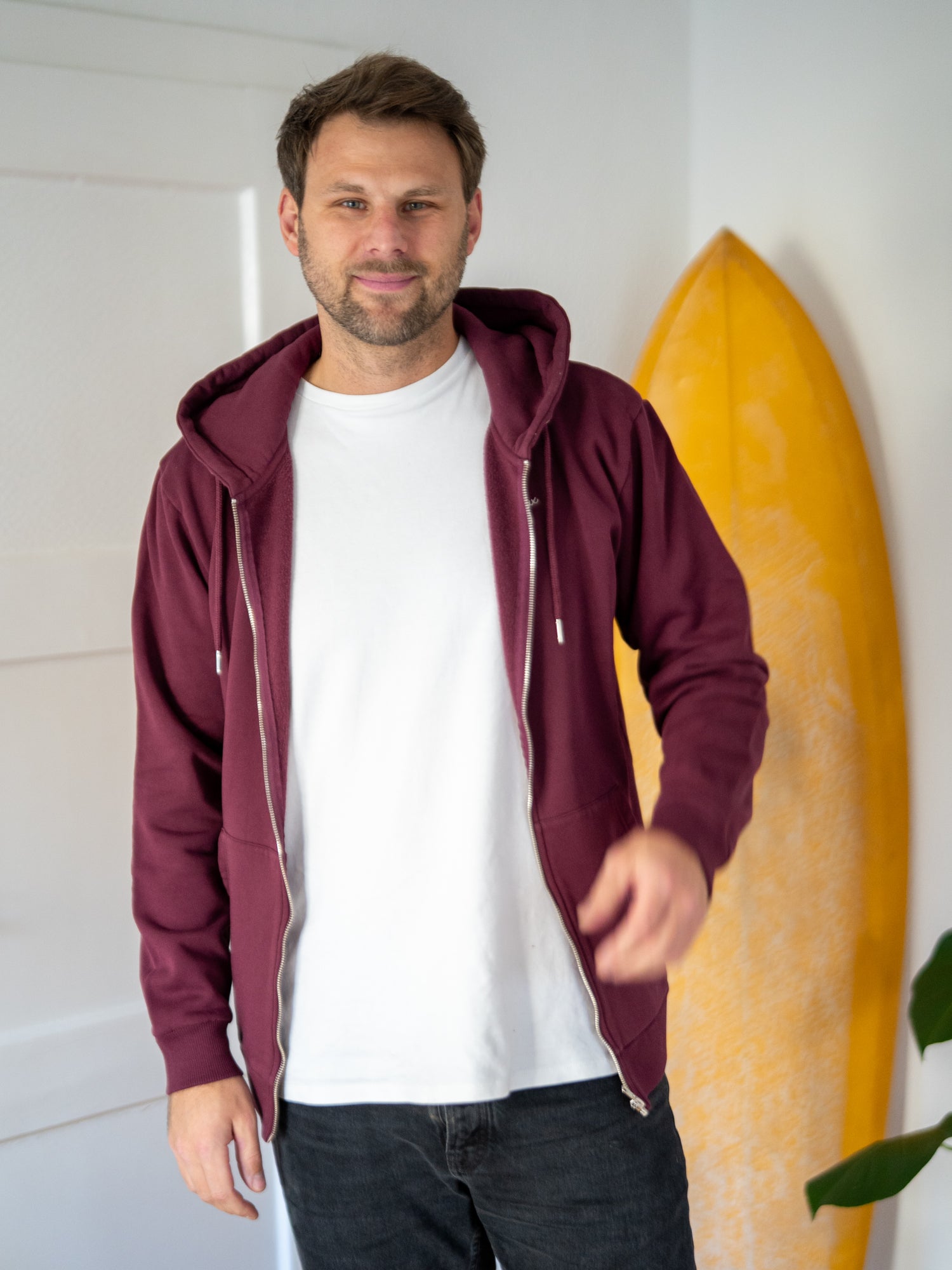 Nachhaltige Fair Fashion Sweatjacke von FUXBAU in bordeaux aus 100% GOTS zertifizierter Biobaumwolle, YKK Reissverschlüssen und in Portugal unter fairen Bedingungen gefertigt.