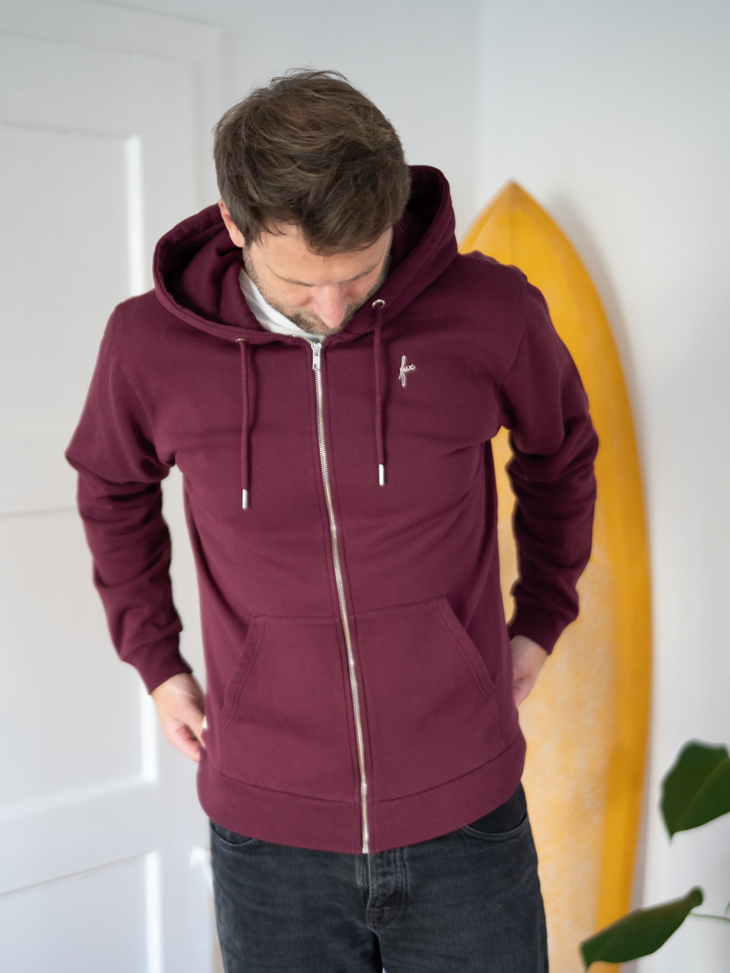 Nachhaltige Fair Fashion Sweatjacke von FUXBAU in bordeaux aus 100% GOTS zertifizierter Biobaumwolle, YKK Reissverschlüssen und in Portugal unter fairen Bedingungen gefertigt.