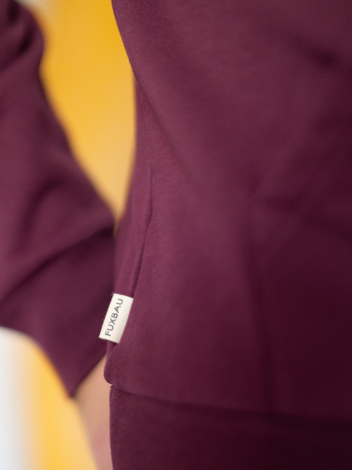 Nachhaltige Fair Fashion Sweatjacke von FUXBAU in bordeaux aus 100% GOTS zertifizierter Biobaumwolle, YKK Reissverschlüssen und in Portugal unter fairen Bedingungen gefertigt.