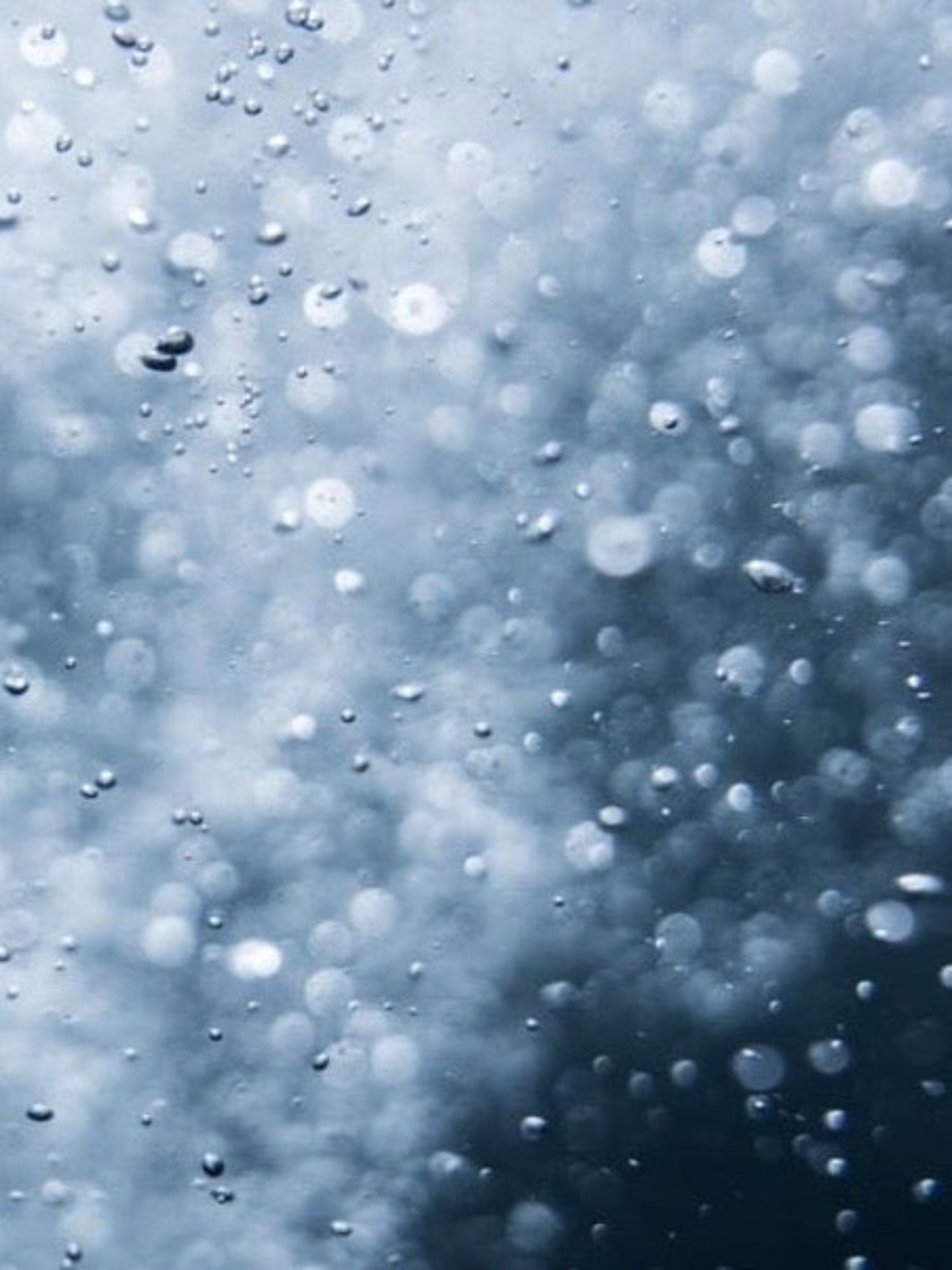 Stimmungsbild mit Wasserblasen – Inspirationsmotiv für die Navy Neps Kollektion von FUXBAU.