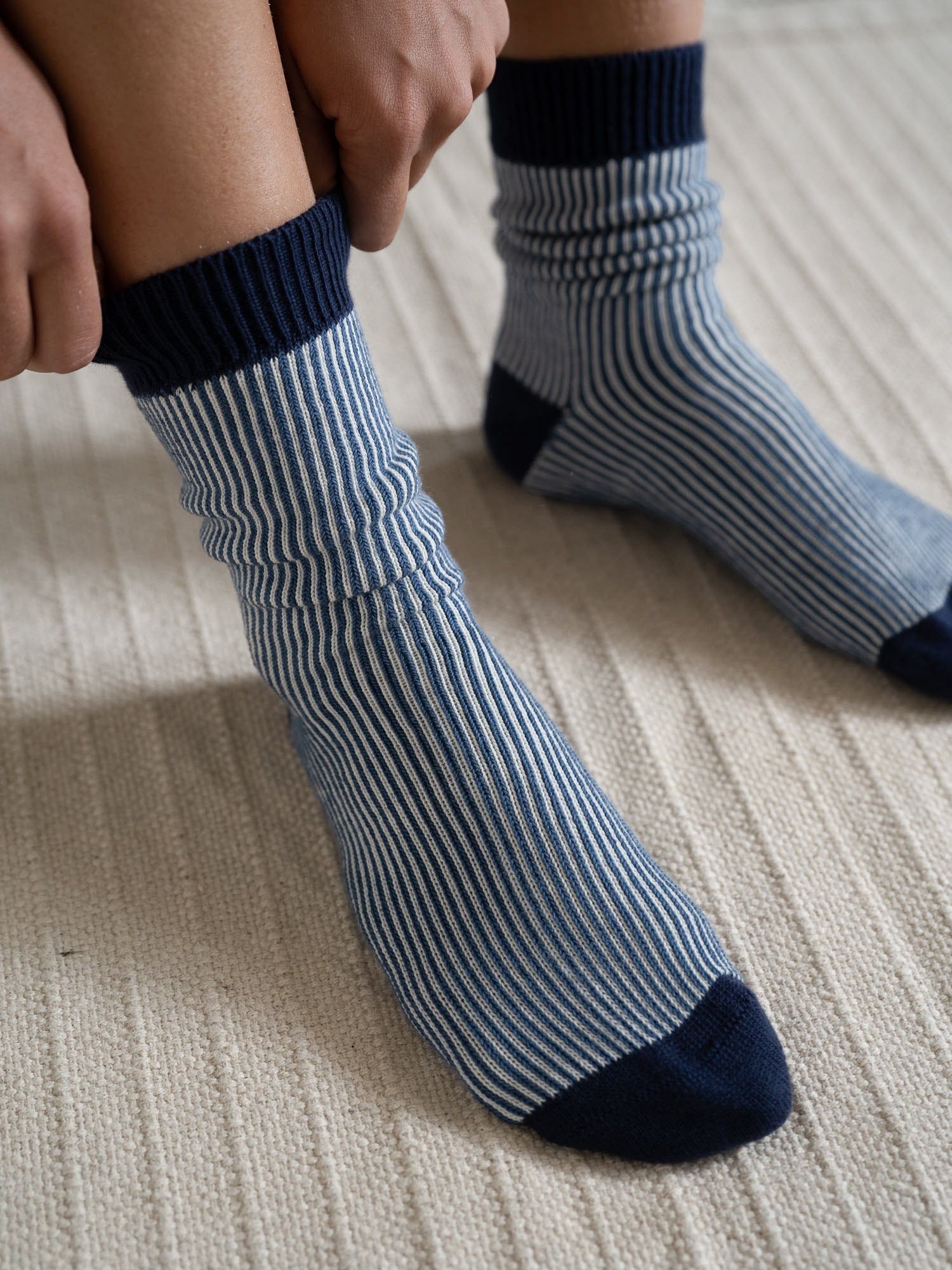 Gestreifte Jacquard Socken in Creme-Navy aus GOTS-zertifizierter Bio-Baumwolle – fair produziert in Portugal, bequem und atmungsaktiv.