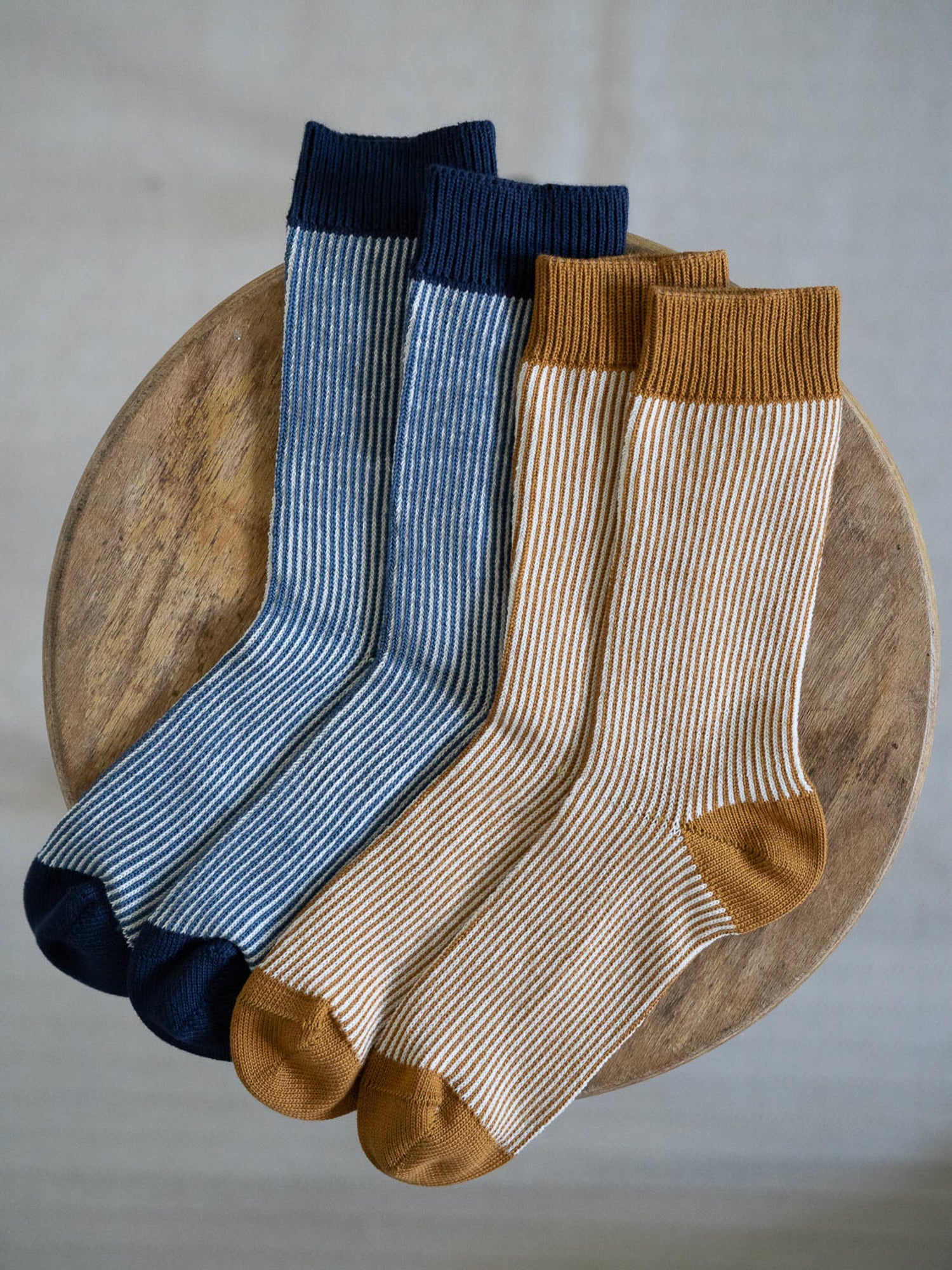 Zweierpack gestreifte Jacquard Socken in Creme-Navy und Creme-senf – nachhaltige Bio-Baumwolle, fair produziert in Portugal.