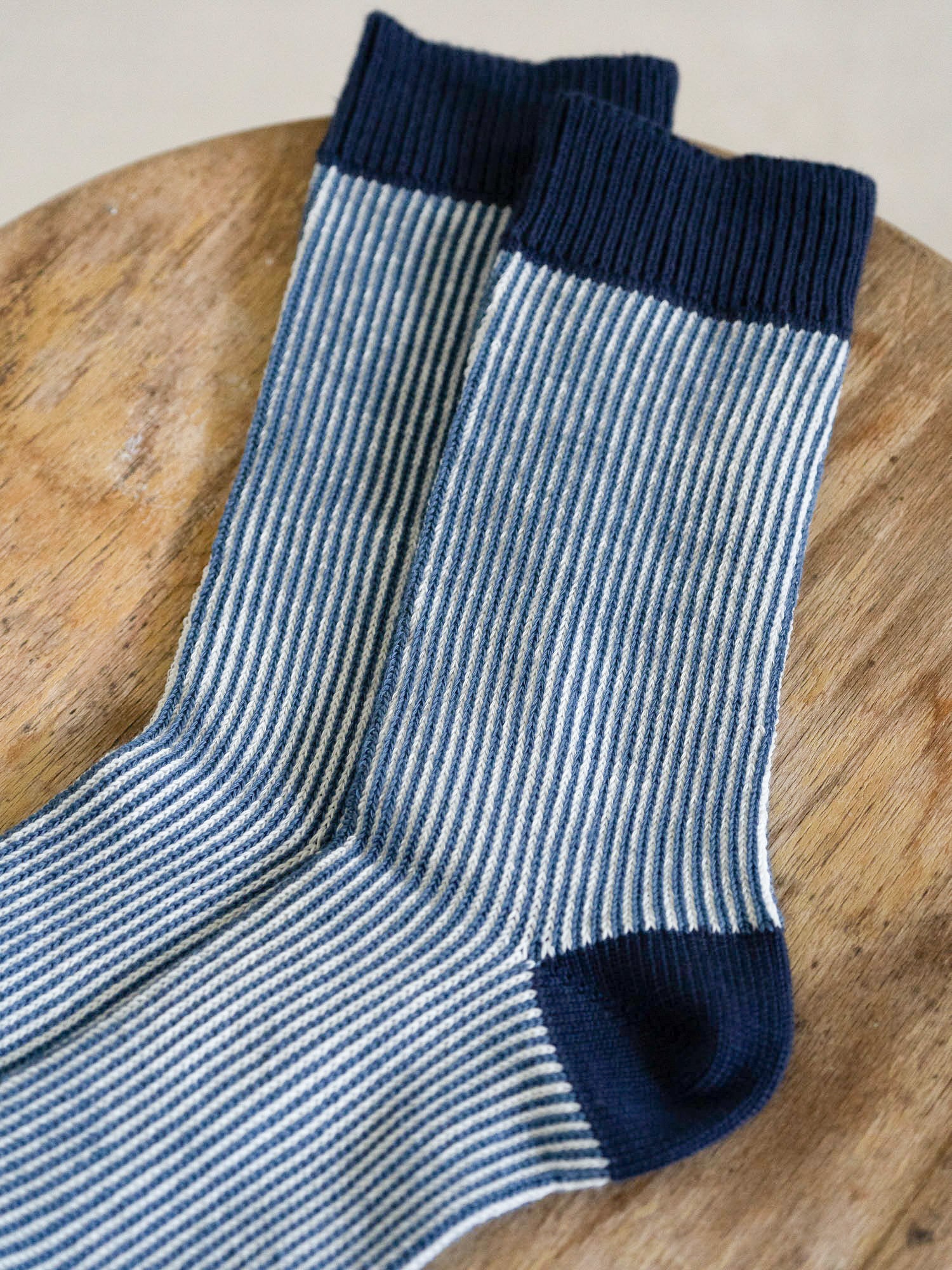 Jacquard Socken in Creme-Navy aus GOTS-zertifizierter Bio-Baumwolle – klassische Streifenoptik, fair gefertigt in Portugal.