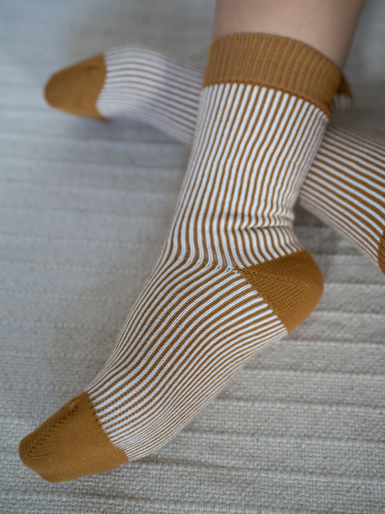 Gestreifte Jacquard Socken in Creme-Senf aus GOTS-zertifizierter Bio-Baumwolle – nachhaltig gefertigt in Portugal, bequem und stilvoll.