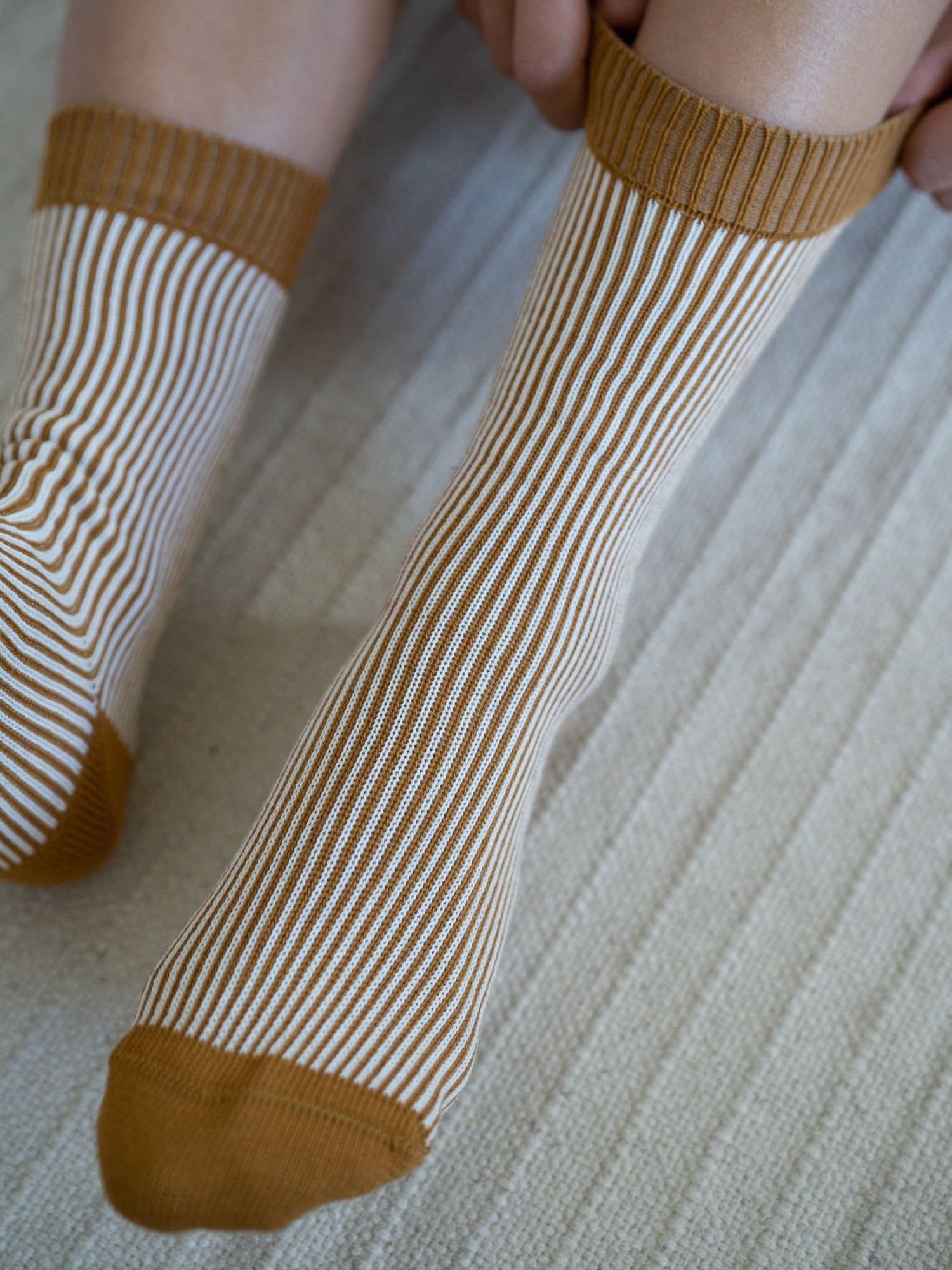 Nachhaltige Jacquard Socken in Creme-Senf mit Rippbündchen – aus Bio-Baumwolle, fair produziert in Portugal.