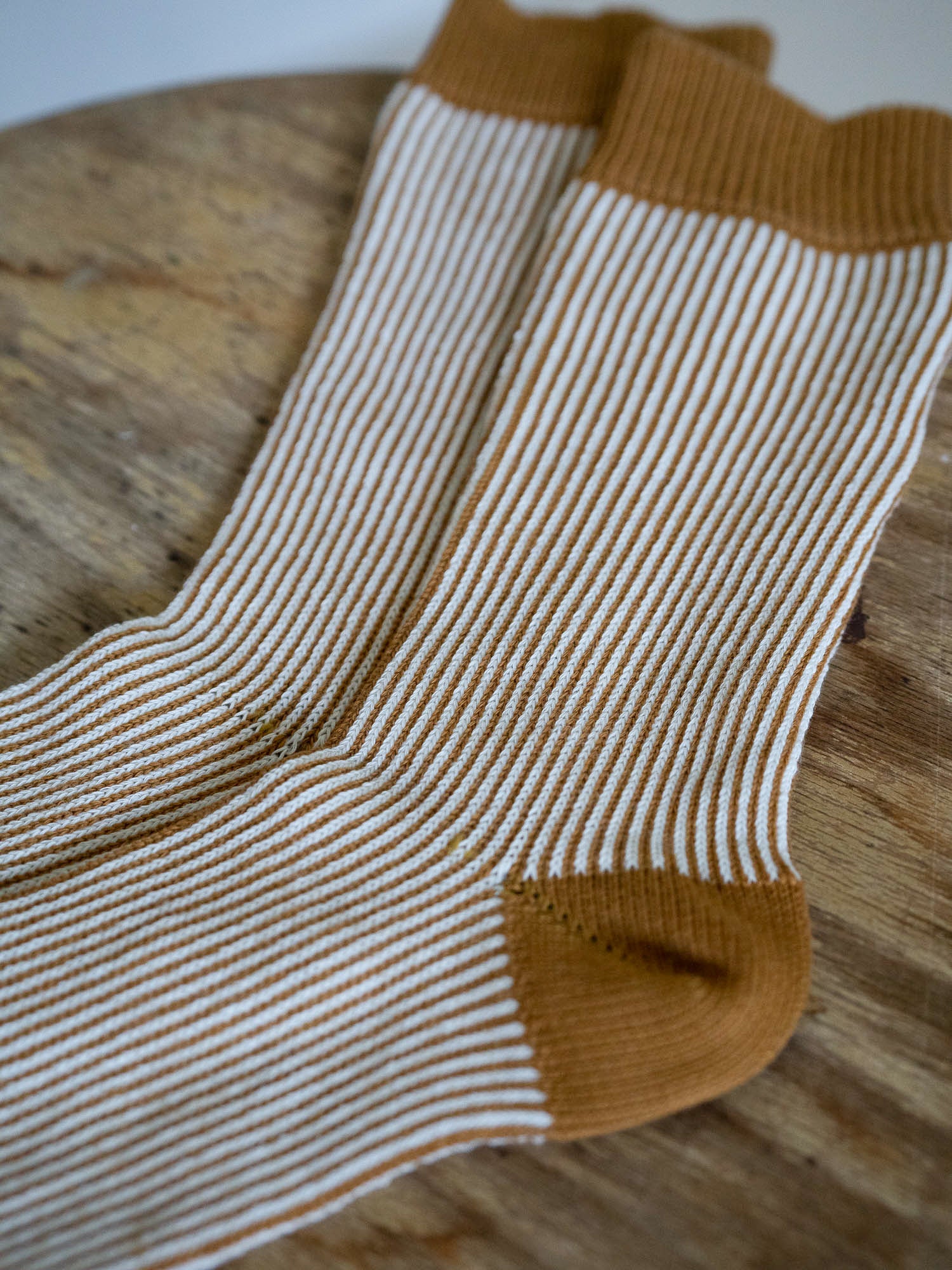 Gestreifte Socken in Creme-Senf – Jacquard-Strick aus Bio-Baumwolle, nachhaltig produziert in Portugal.