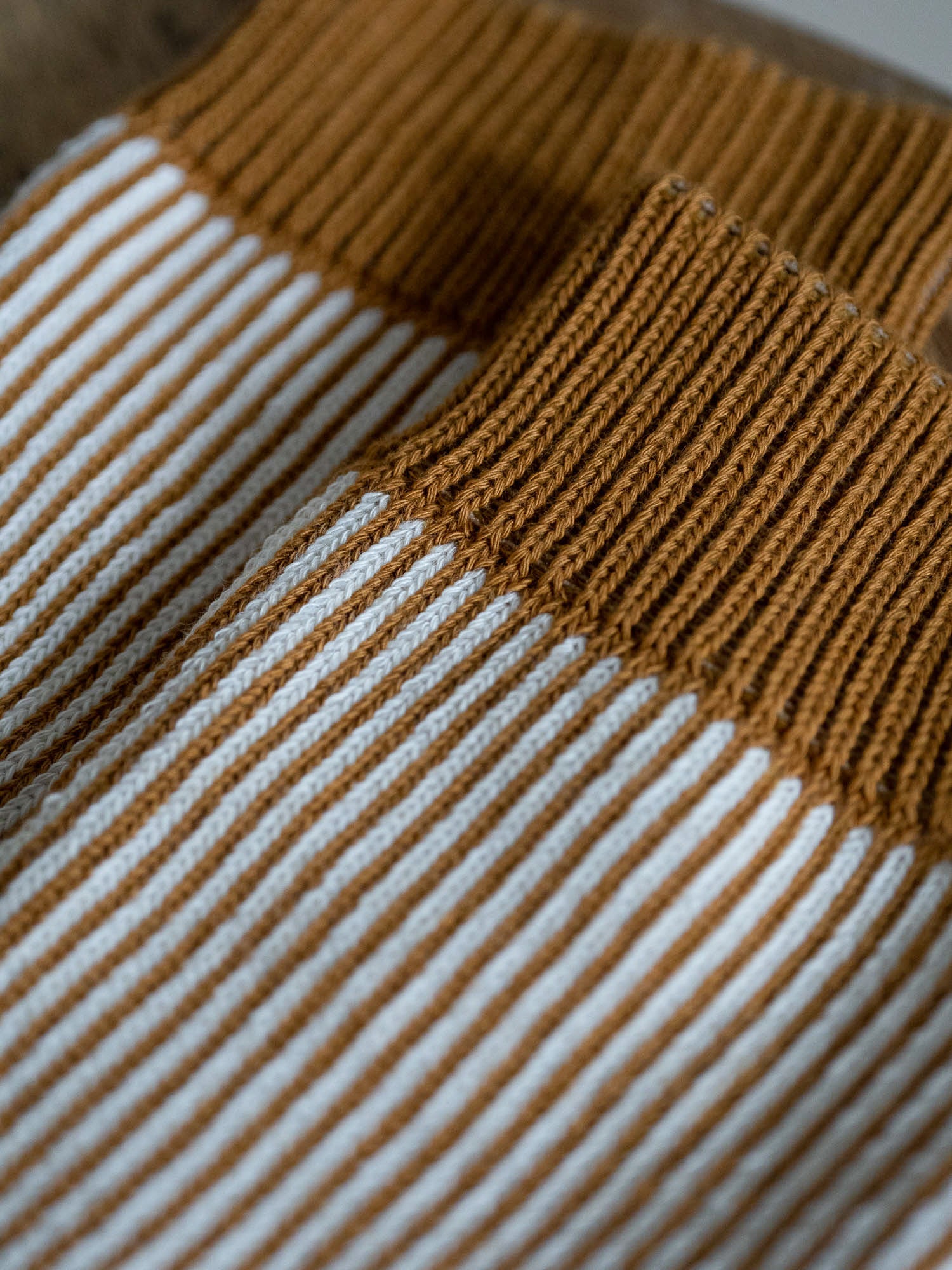 Detailaufnahme Jacquard Socken in Creme-Senf – feines Streifenmuster aus GOTS-zertifizierter Bio-Baumwolle, made in Portugal.