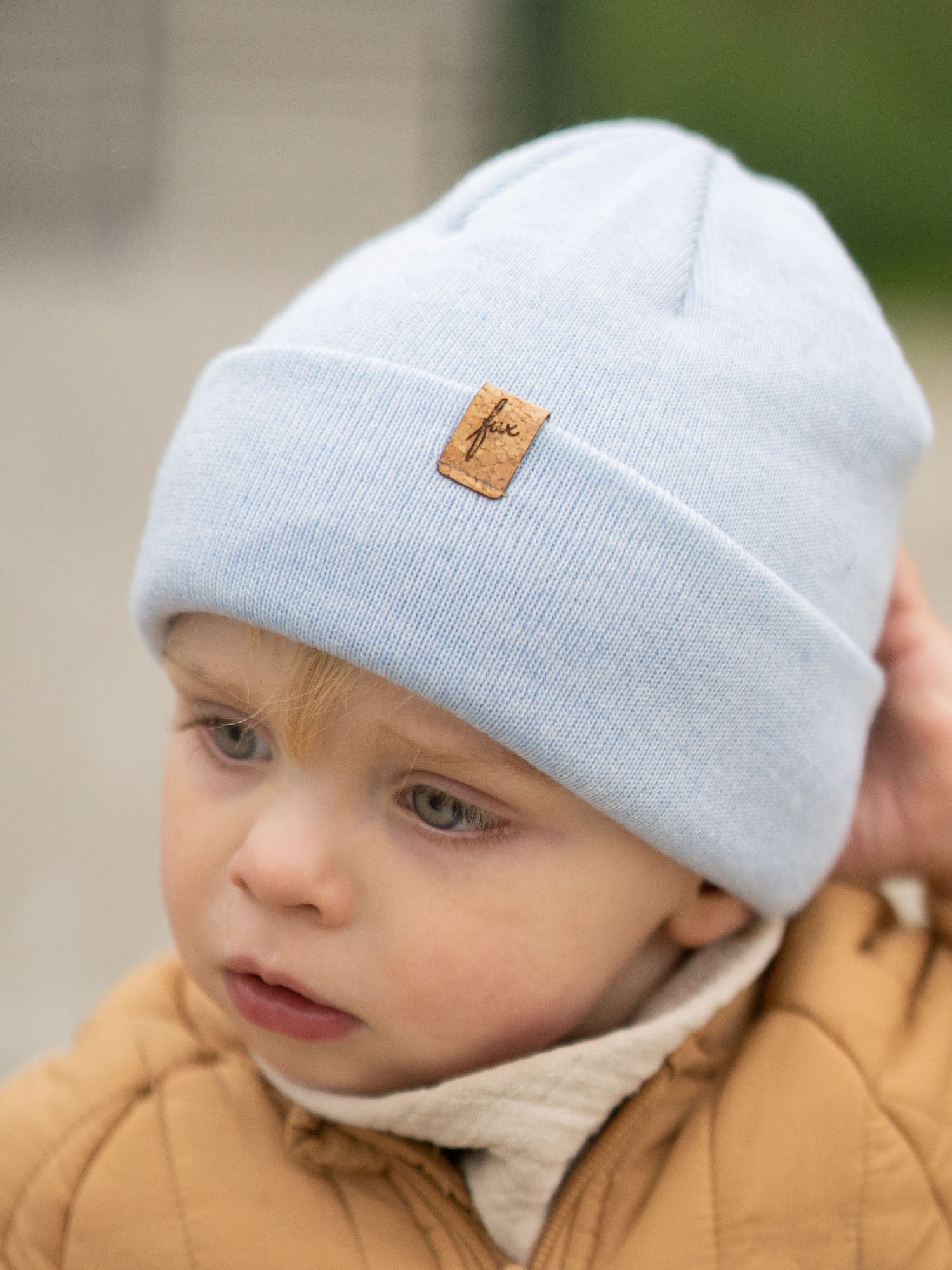 Detailaufnahme eisblaue Kinder Merino Kork Beanie von FUXBAU – nachhaltige Kindermütze aus Merinowolle, Made in Germany.