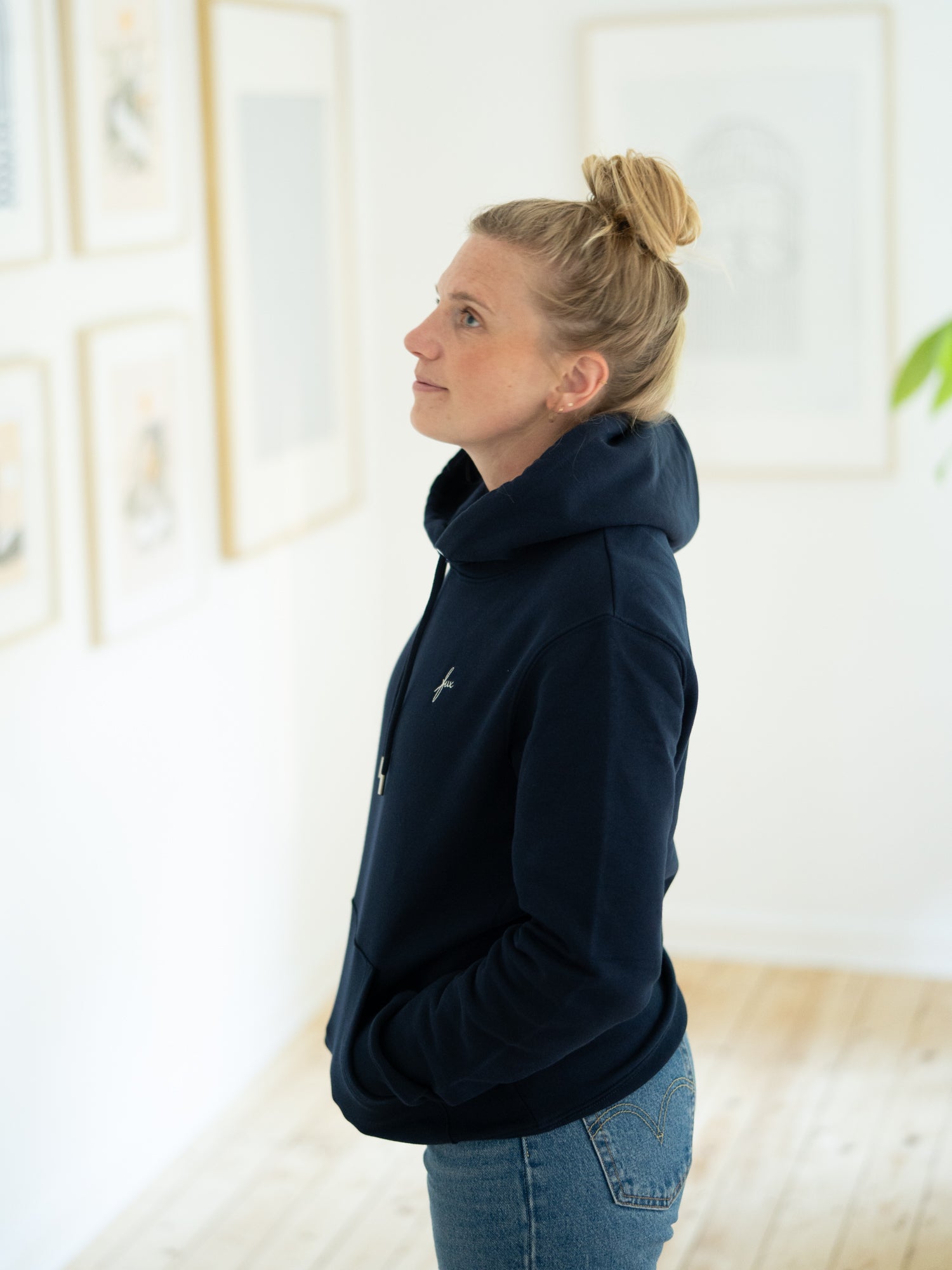 Nachhaltiger Unisex Hoodie in Navy aus Bio-Baumwolle – fair produziert in Portugal - getragen vom blondem weiblichem Modell