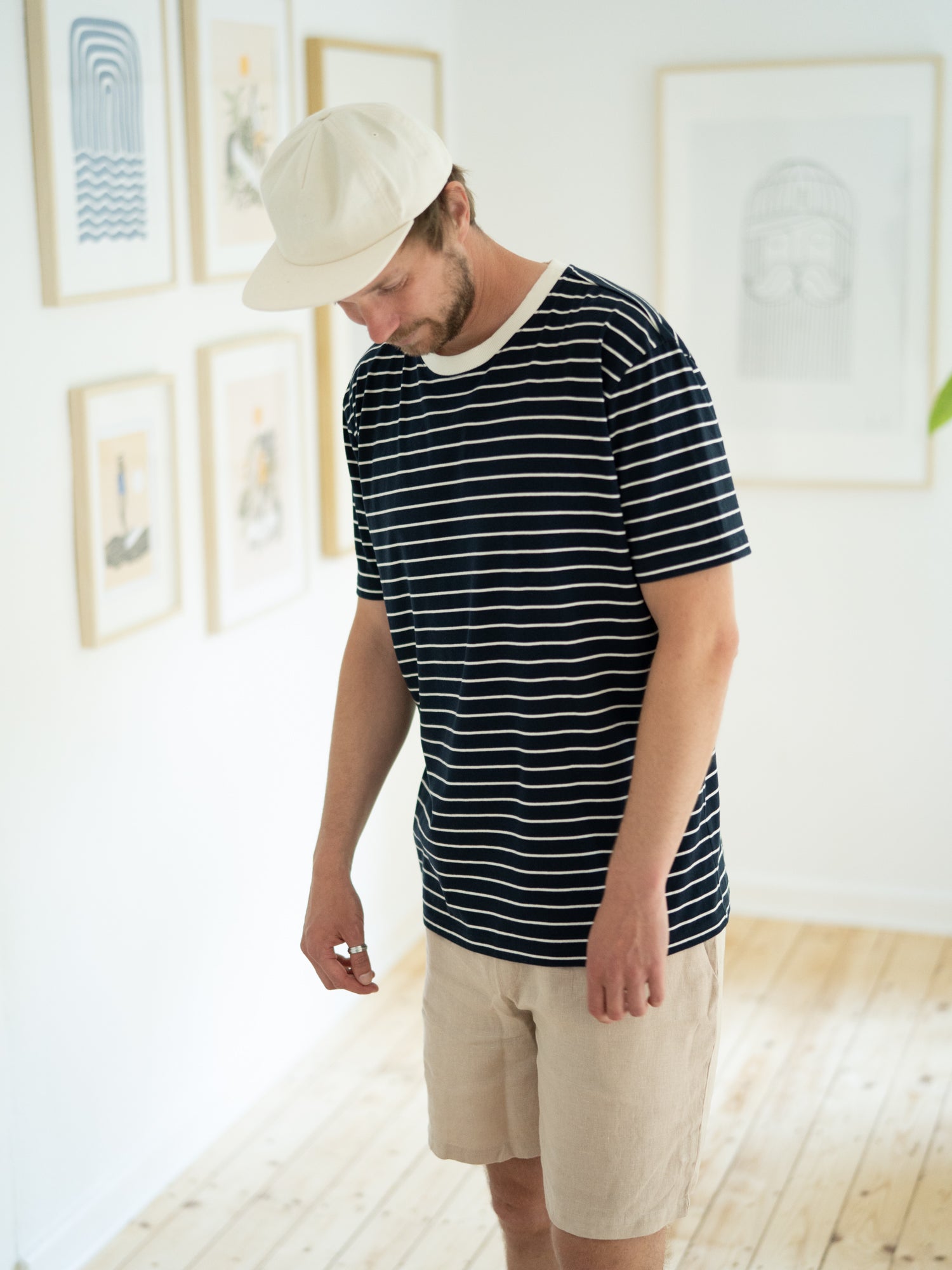 Kenny trägt unser FUXBAU Fair Fashion Männer Streifenshirt in marine aus 100% GOTS zertifizierter Biobaumwolle