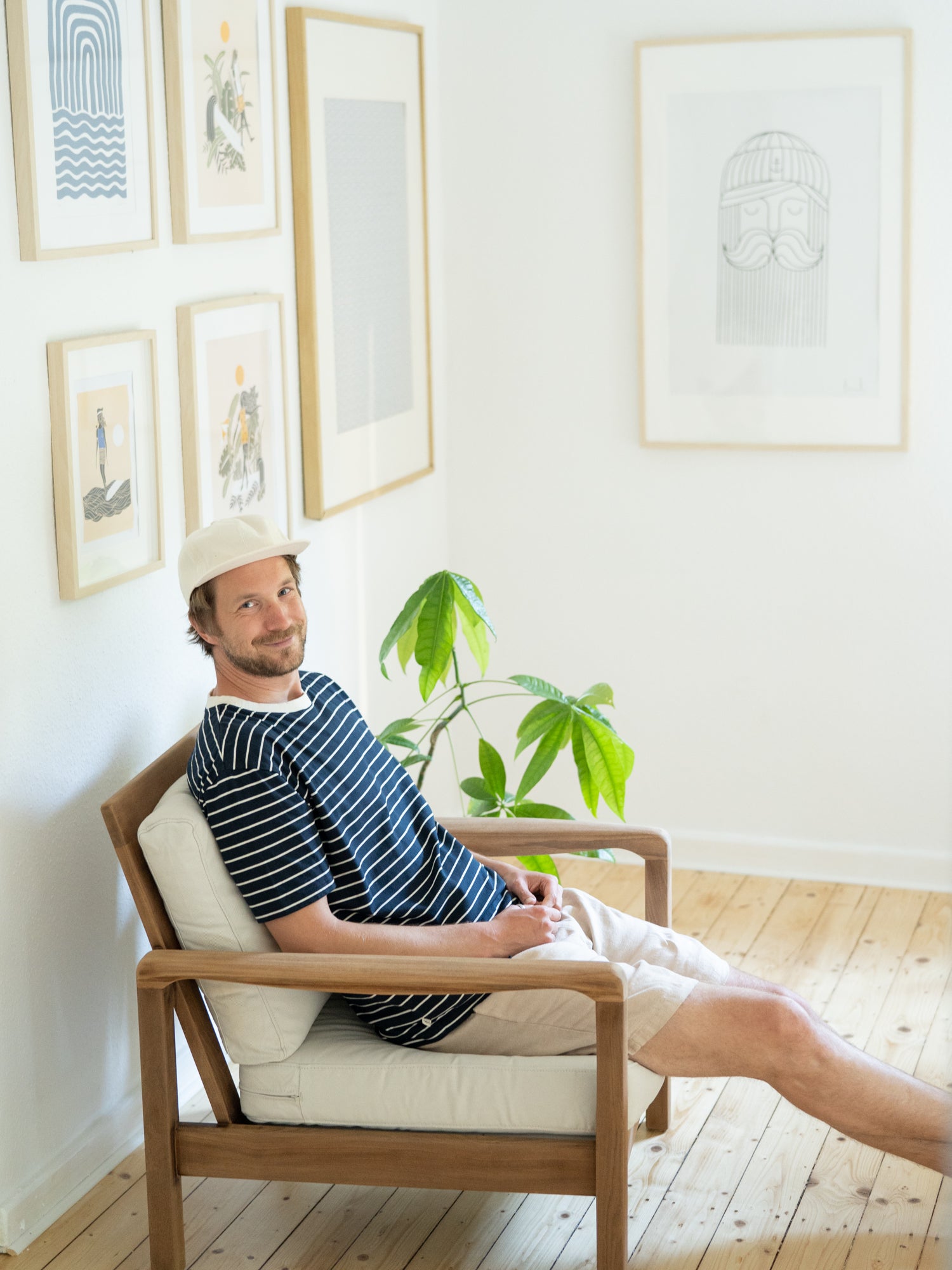Kenny trägt unser Fair Fashion Männer Streifenshirt in marine aus 100% GOTS zertifizierter Biobaumwolle, dass fair in Portugal produziert wird