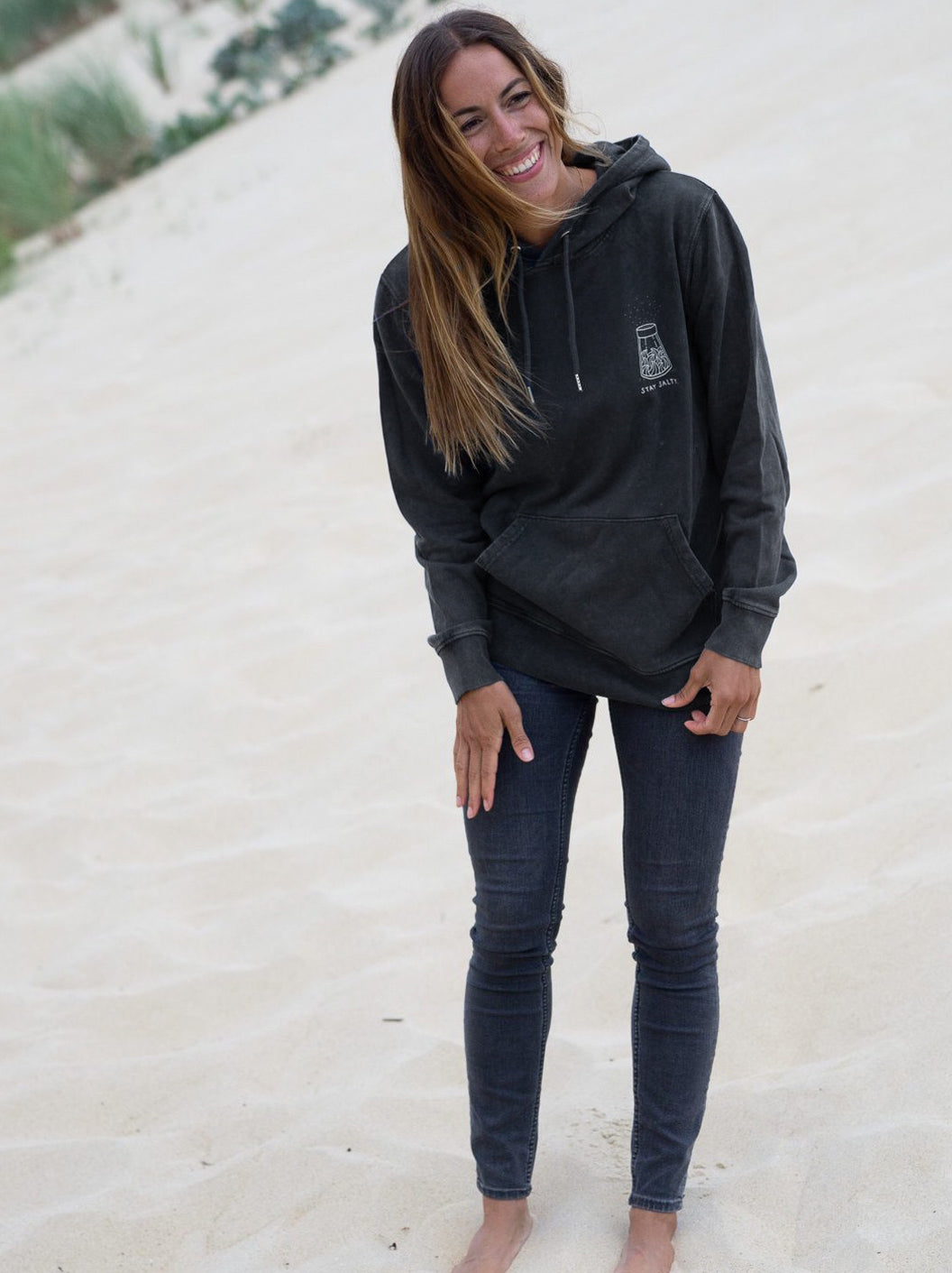 Unsere Freundin Rachel trägt unseren FUXBAU Fair Fashion Stay Salty Hoodie designed by Pia Himmelein