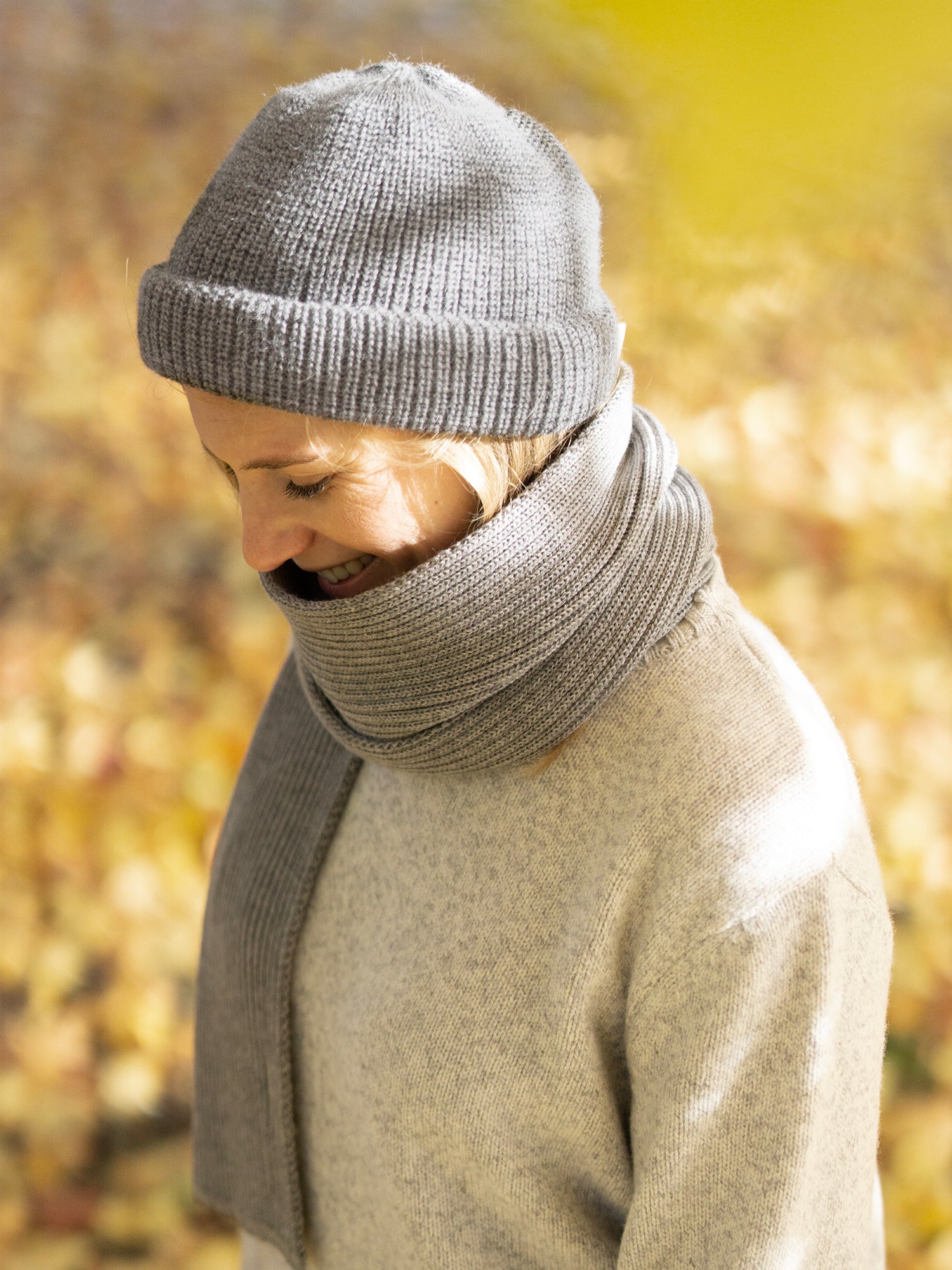 Unser Freundin Isi trägt die Kurze Merino Strickmütze in grau von FUXBAU aus 100% GOTS zertifizierter Merinowolle made in Germany