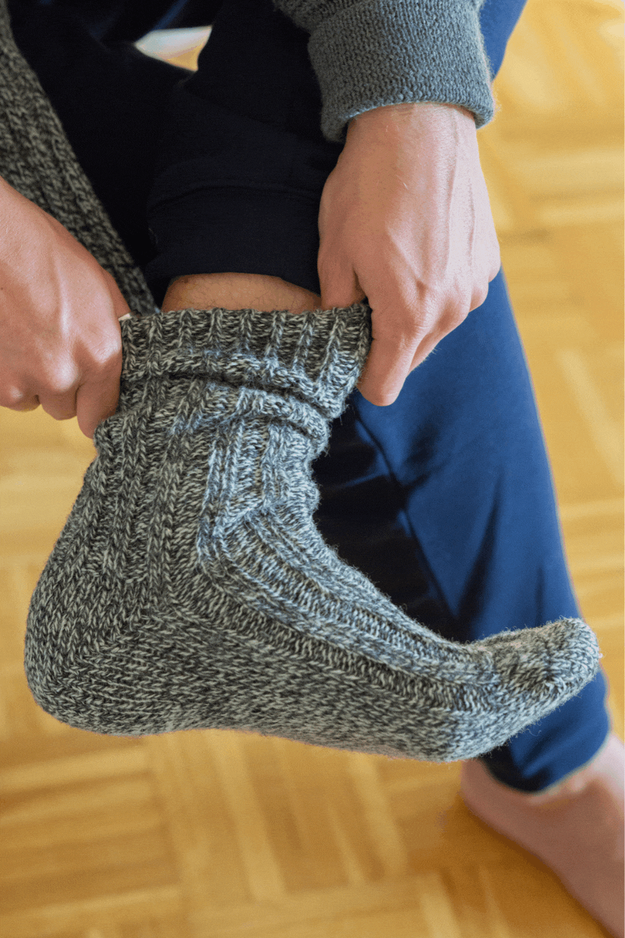 Kenny trägt unsere Nachhaltige FUXBAU Wollsocken in graumeliert aus 100% Wolle