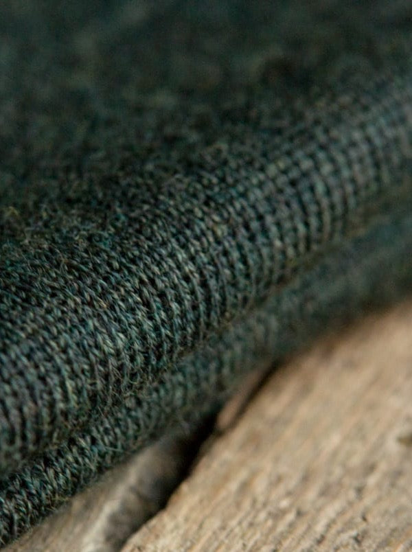 Nachhaltiges FUXBAU Merino Stirnband in Waldgrün aus nachhaltiger Merino Schurwolle. Gestrick mit erneuerbaren Energien in Deutschland.