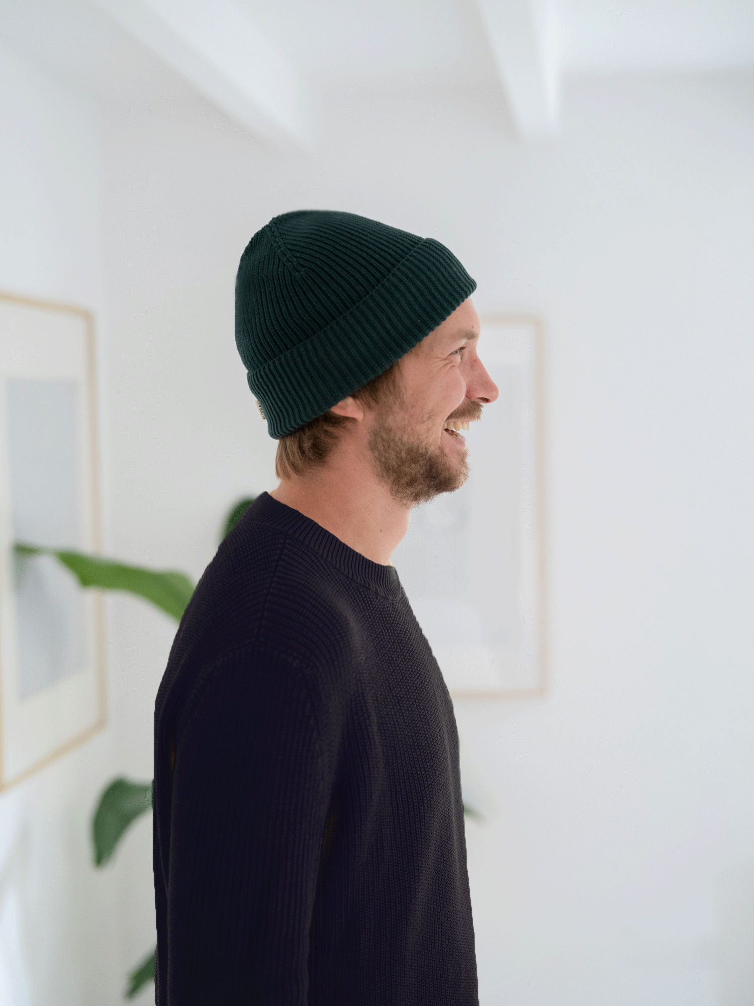 Kenny trägt unsere FUXBAU 4Seasons Strickmütze in waldgrün aus 100% GOTS zertifizierter Biobaumwolle made in Italy