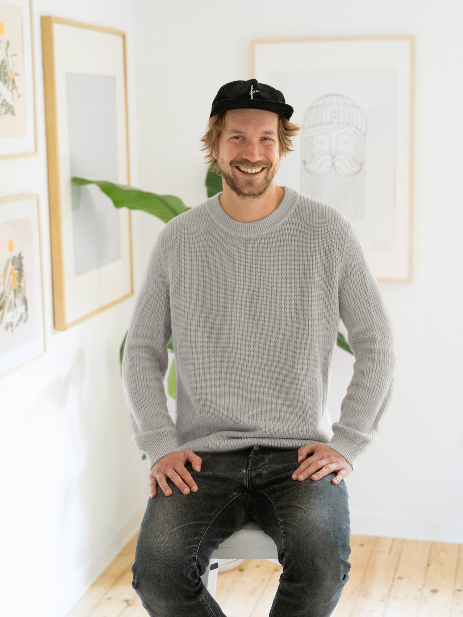 Kenny trägt unseren FUXBAU 4Seasons Männer Strickpullover in grau aus 100% GOTS zertifizierter Biobaumwolle