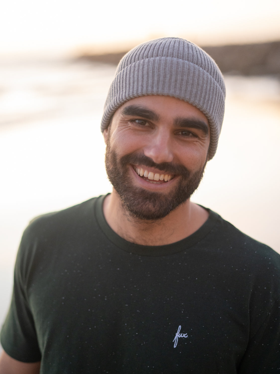 Unser Freund Guillermo trägt unsere FUXBAU 4Seasons Strickmütze in grau aus 100% GOTS zertifizierter Biobaumwolle made in Italy