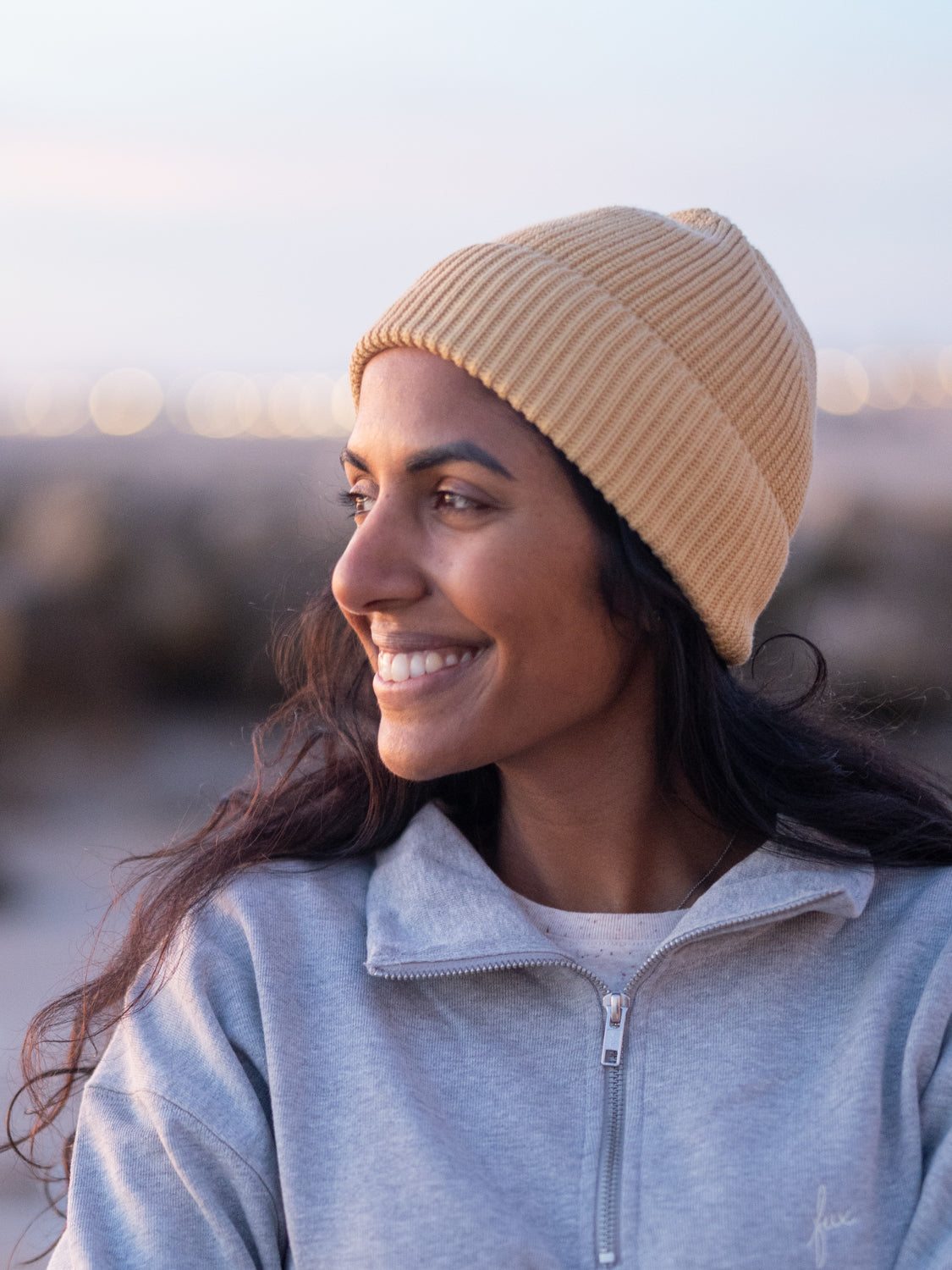 Unsere Freundin trägt unsere FUXBAU 4Seasons Strickmütze in gelb aus 100% GOTS zertifizierter Biobaumwolle made in Italy