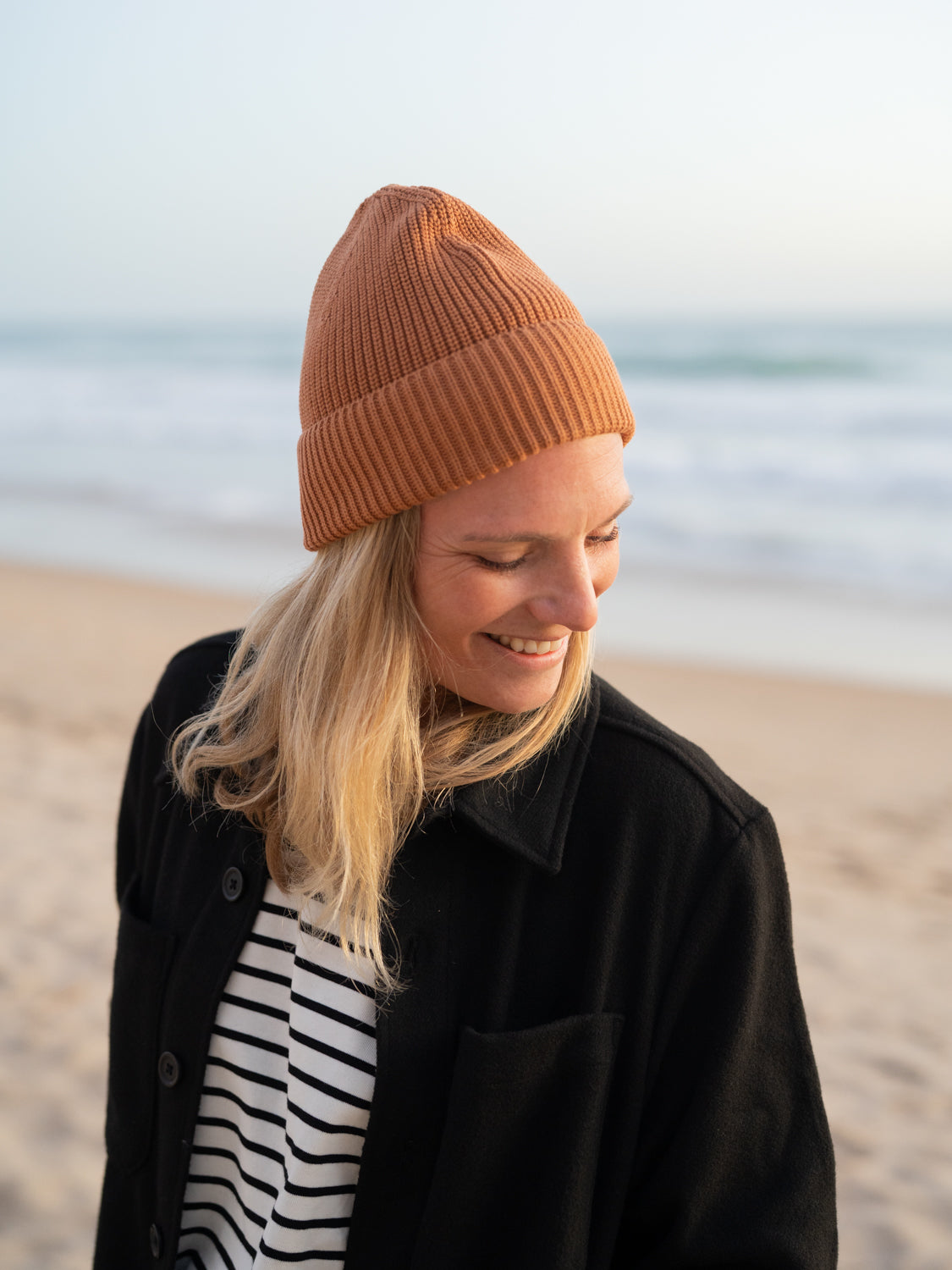 Isi trägt unsere FUXBAU 4Seasons Strickmütze aus 100% GOTS zertifizierter Biobaumwolle