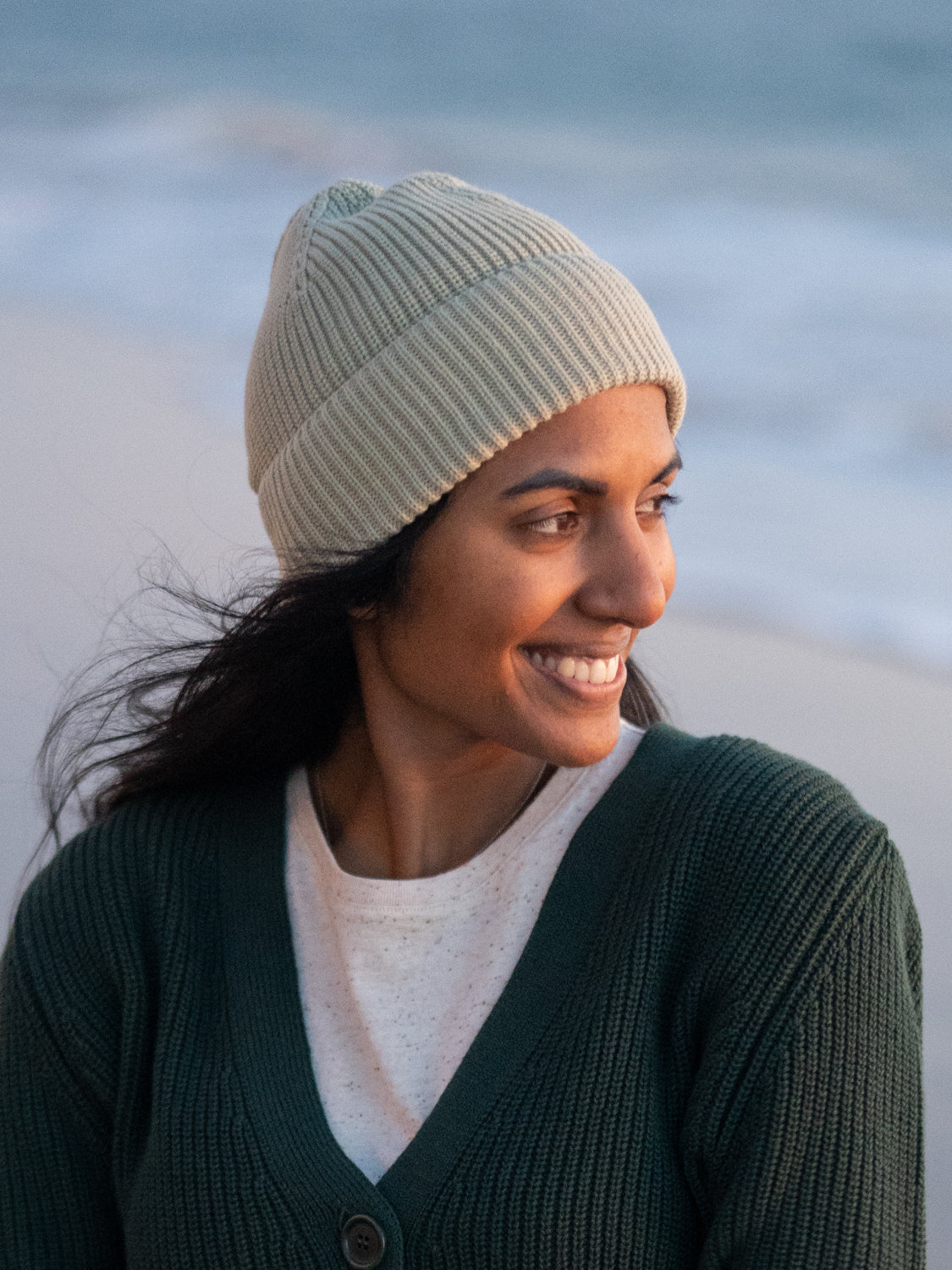 Unsere Freundin Neelia trägt unsere FUXBAU 4Seasons Strickmütze in mint aus 100% GOTS zertifizierter Biobaumwolle made in Italy